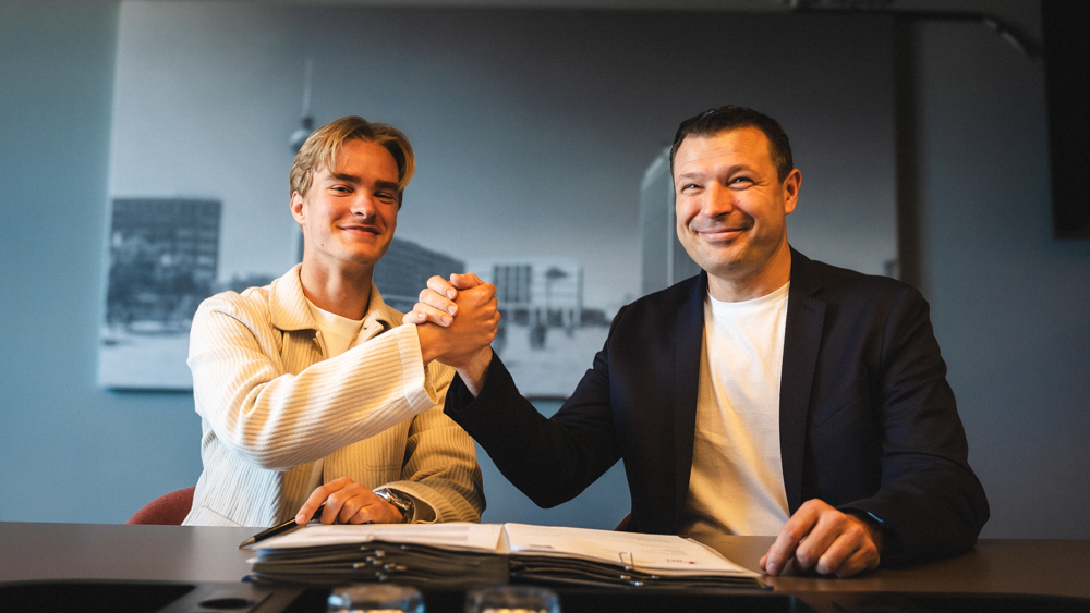 Lukas Michelbrink und Sportdirektor Benjamin Weber schlagen ein.
