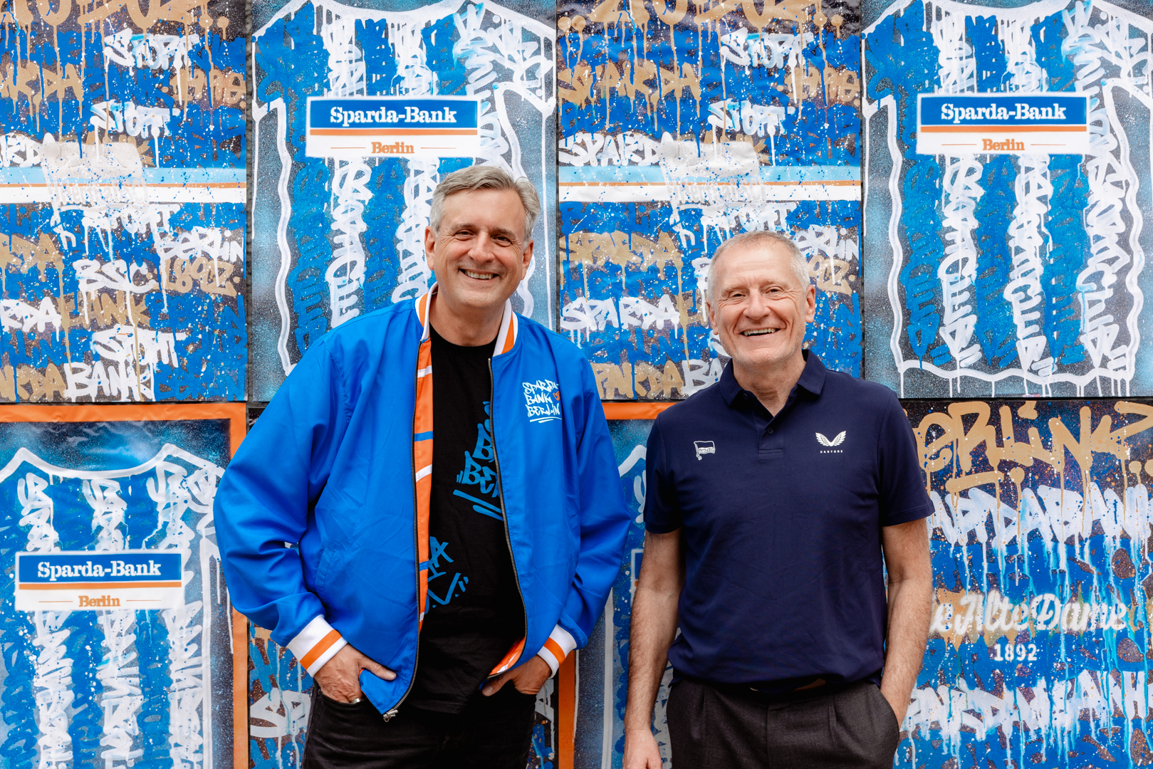Frank Kohler und Dr. Peter Görlich verkünden lächelnd die Partnerschaft zwischen der Sparda-Bank Berlin und Hertha BSC.