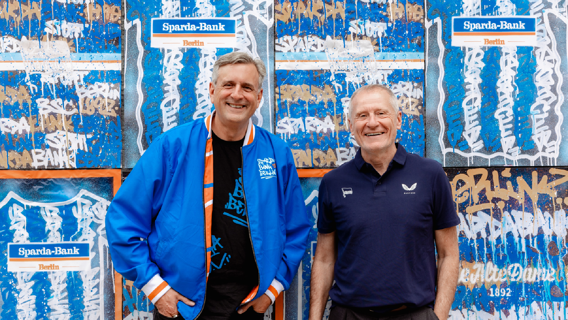 Frank Kohler und Dr. Peter Görlich verkünden lächelnd die Partnerschaft zwischen der Sparda-Bank Berlin und Hertha BSC.