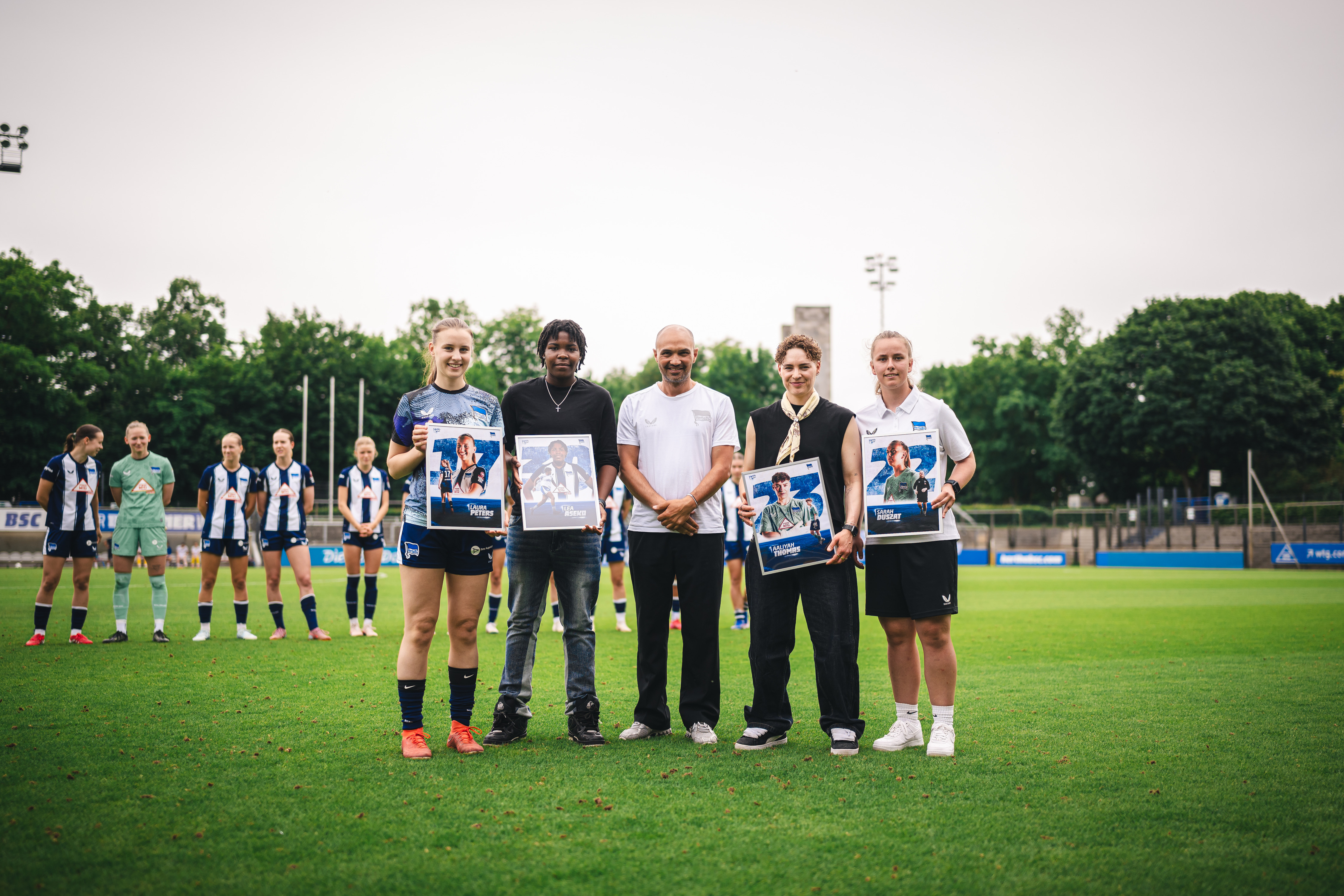 Lea Aséko Nkili, Laura Peters, Sofian Chahed, Aaliyah Thomas und Sarah Duszat posieren zum Foto.