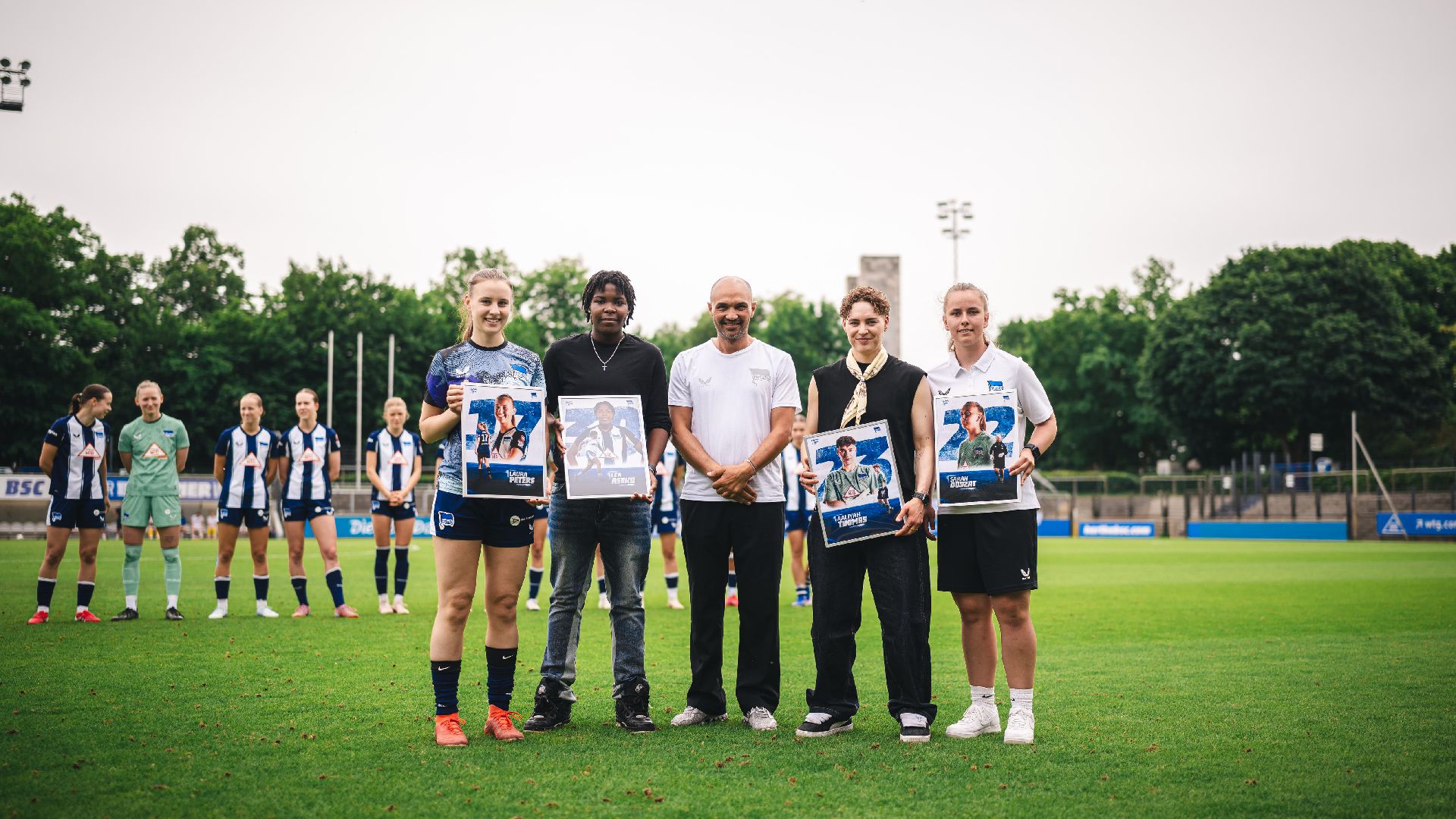 Lea Aséko Nkili, Laura Peters, Sofian Chahed, Aaliyah Thomas und Sarah Duszat posieren zum Foto.