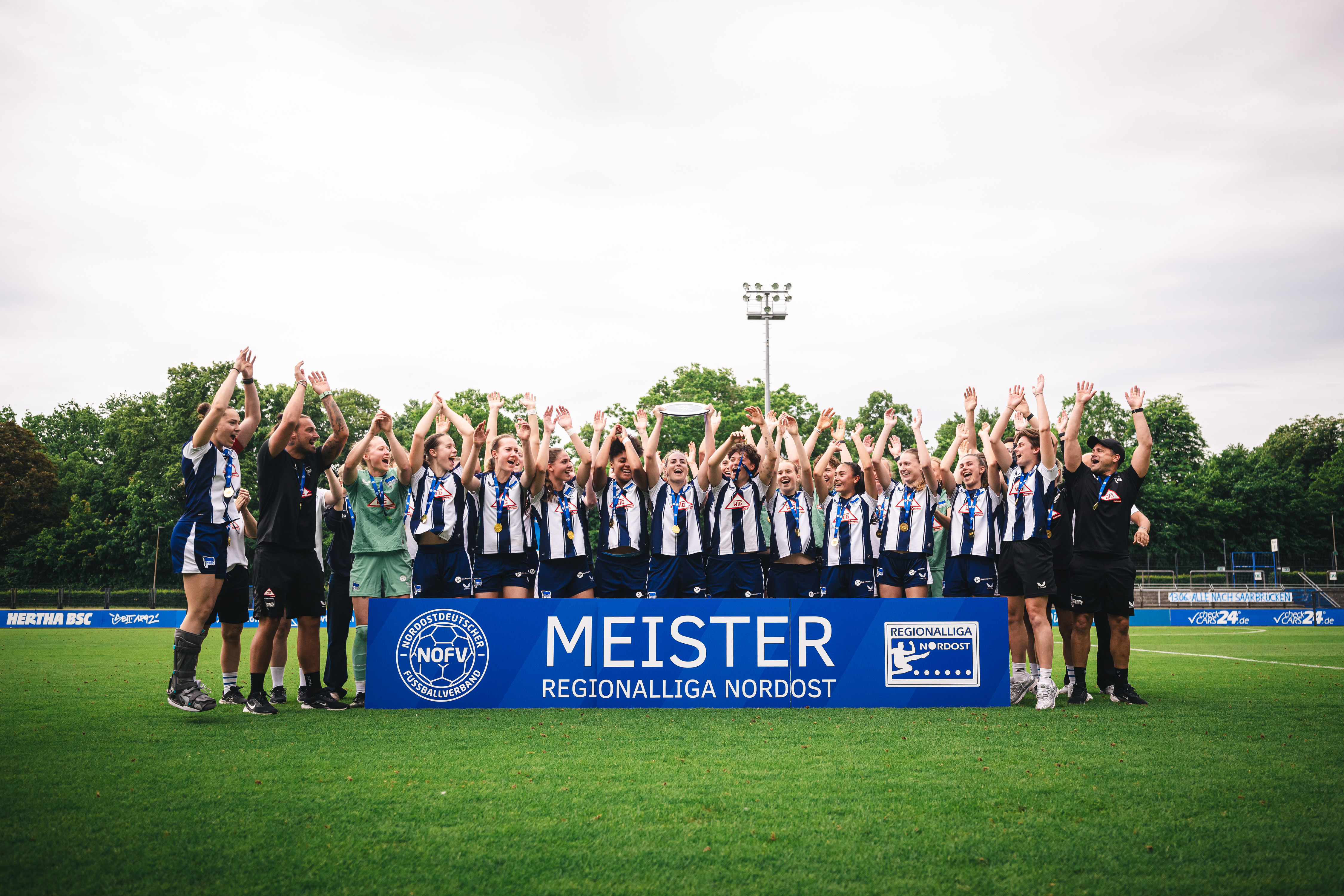 1. Frauen feiern mit der Meisterschale.