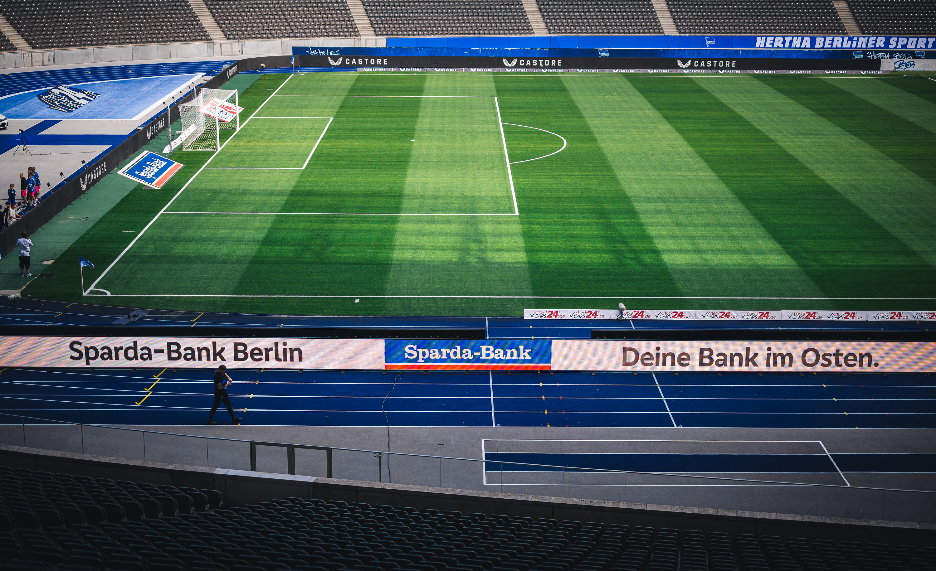 Werbebanden im Innenraum des Olympiastadions.