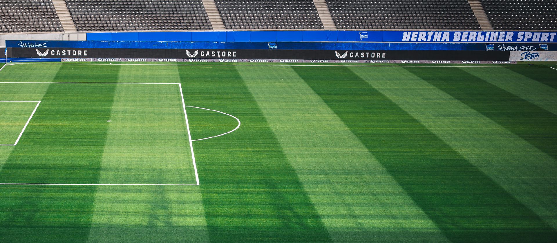 Werbebanden im Innenraum des Olympiastadions.