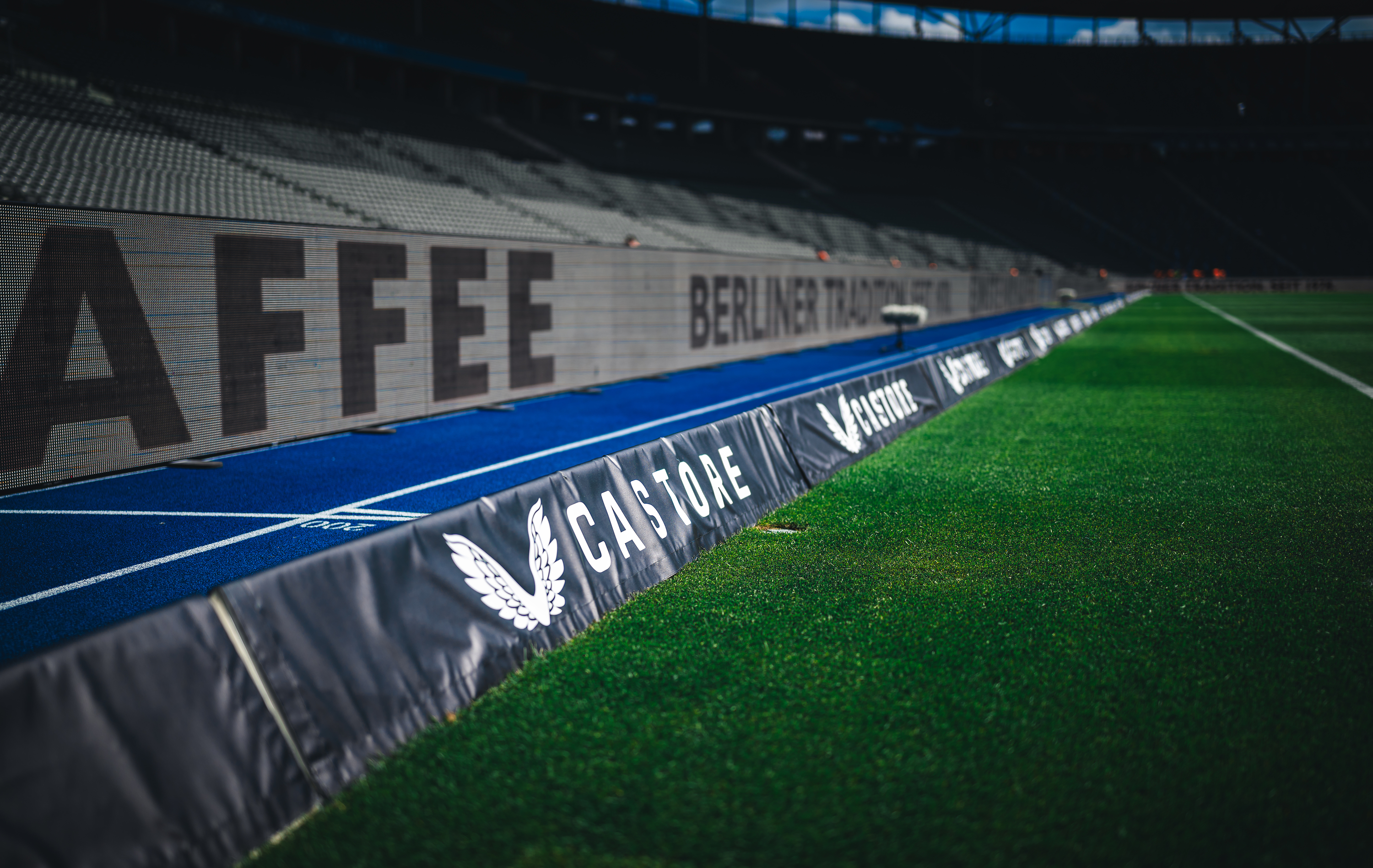 Bandenwerbung im Olympiastadion.