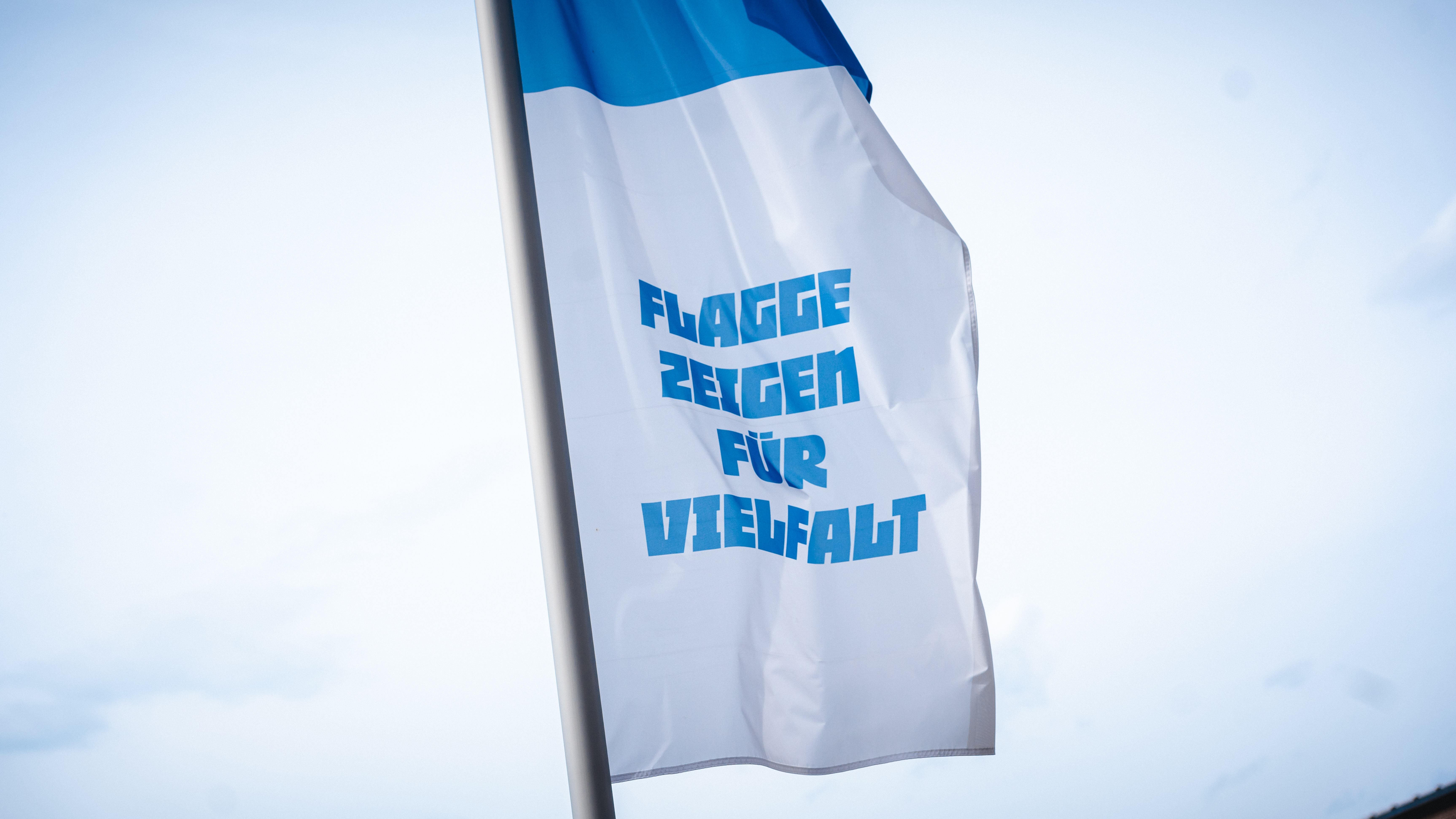 Eine blau-weiße Vielfalts-Flagge.