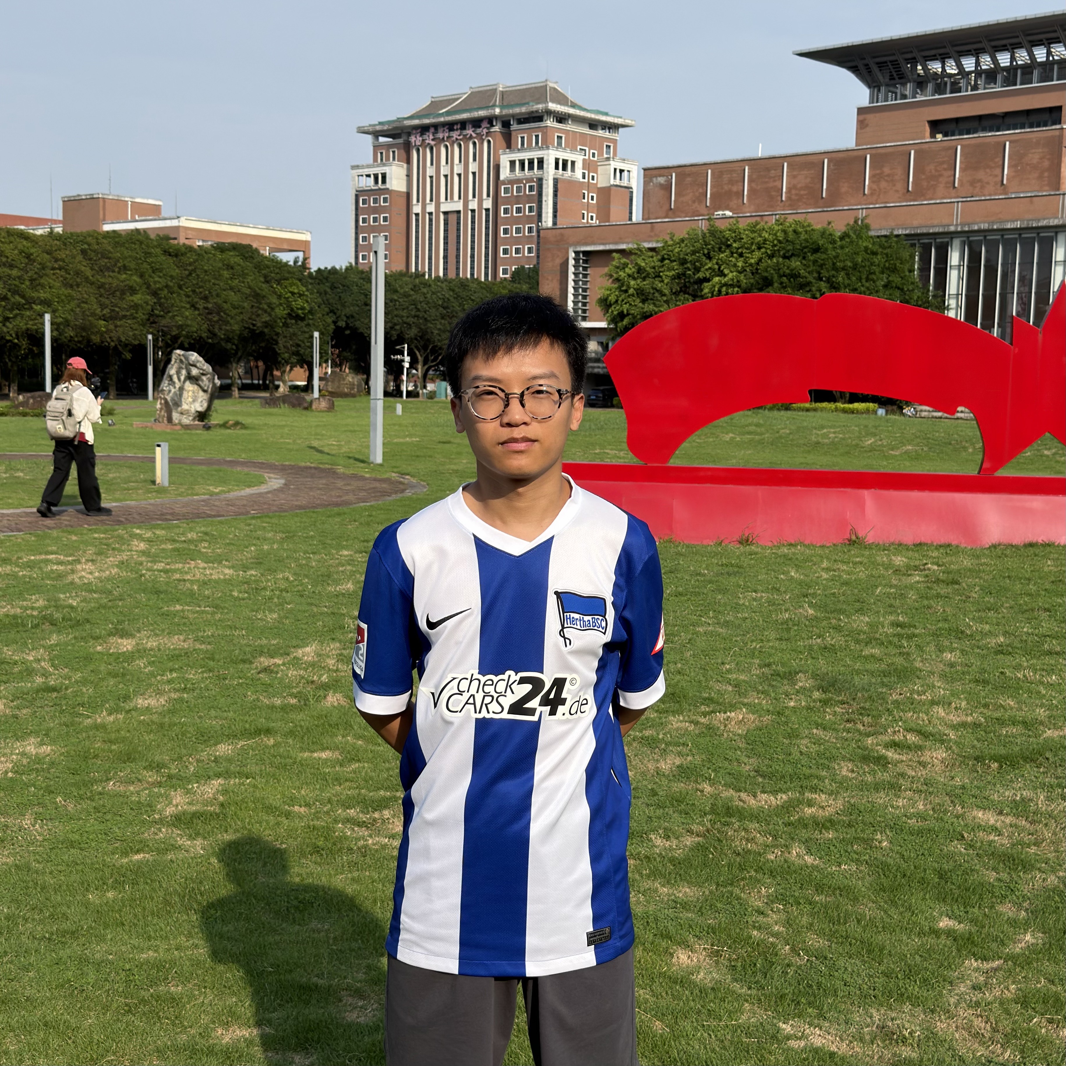 Niyi Huang im Trikot auf seinem Uni-Campus.
