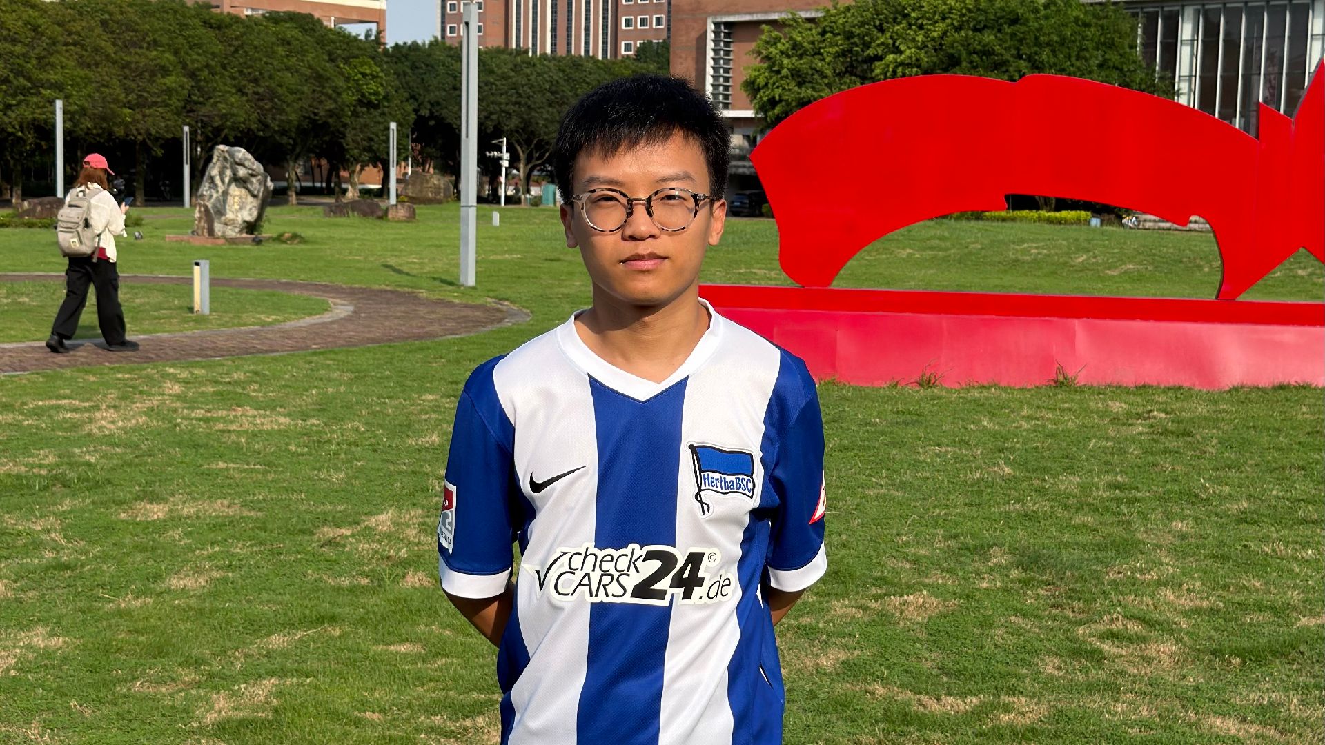 Niyi Huang im Trikot auf seinem Uni-Campus.