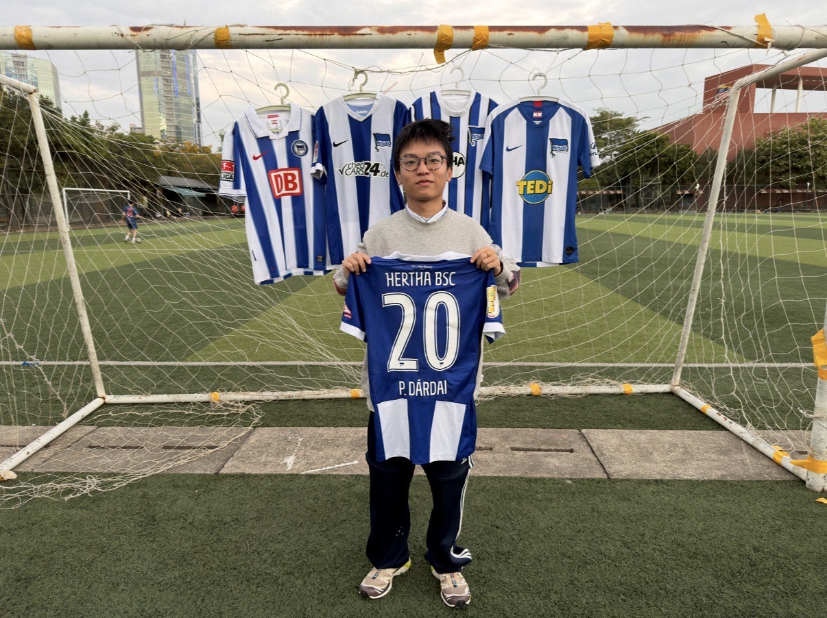 Niyi Huang mit seiner Trikotsammlung.