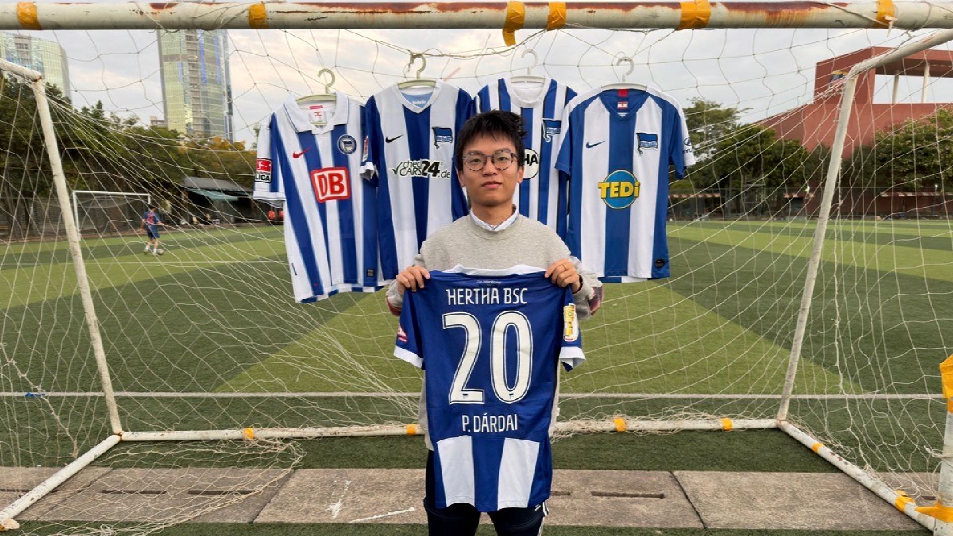 Niyi Huang mit seiner Trikotsammlung.