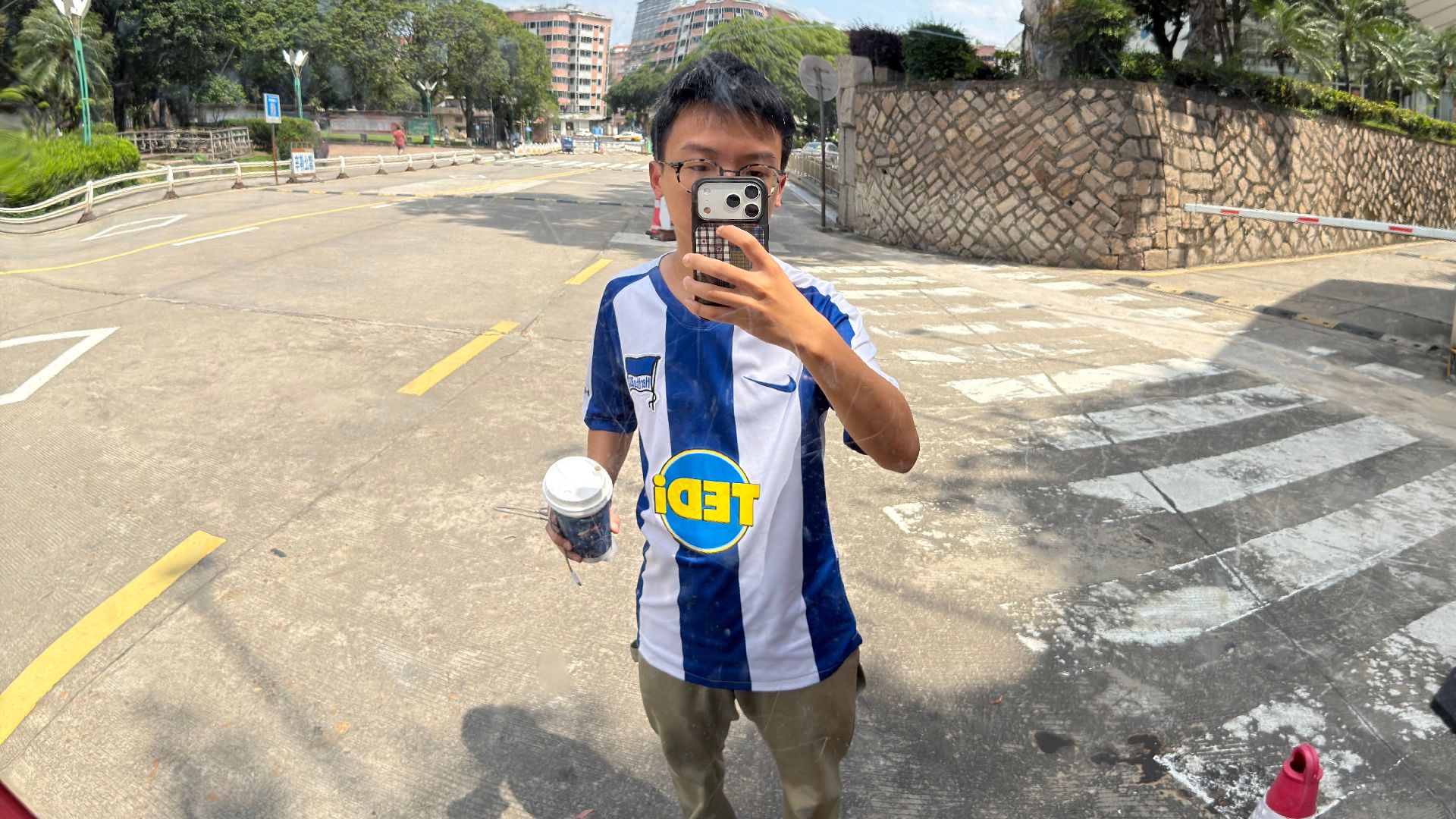 Niyi Huang im Trikot vor einem Spiegel mit Wölbung.