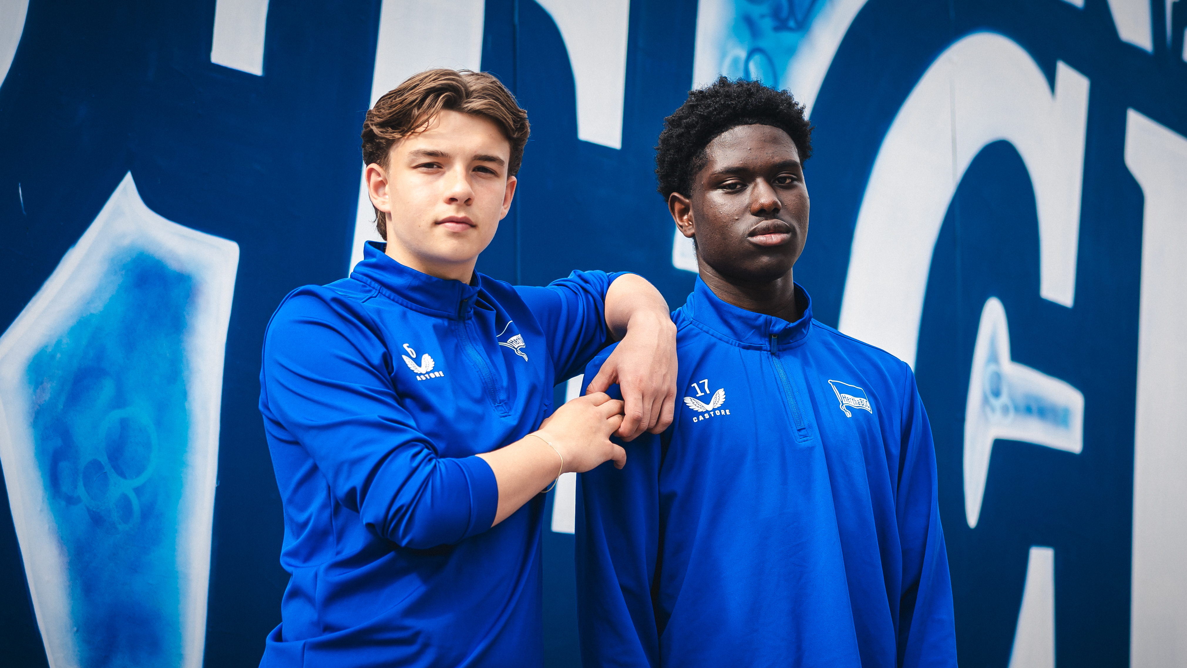 Joel Liebke & Osamudiamen Oviawe im Hof des Olympiaparks.