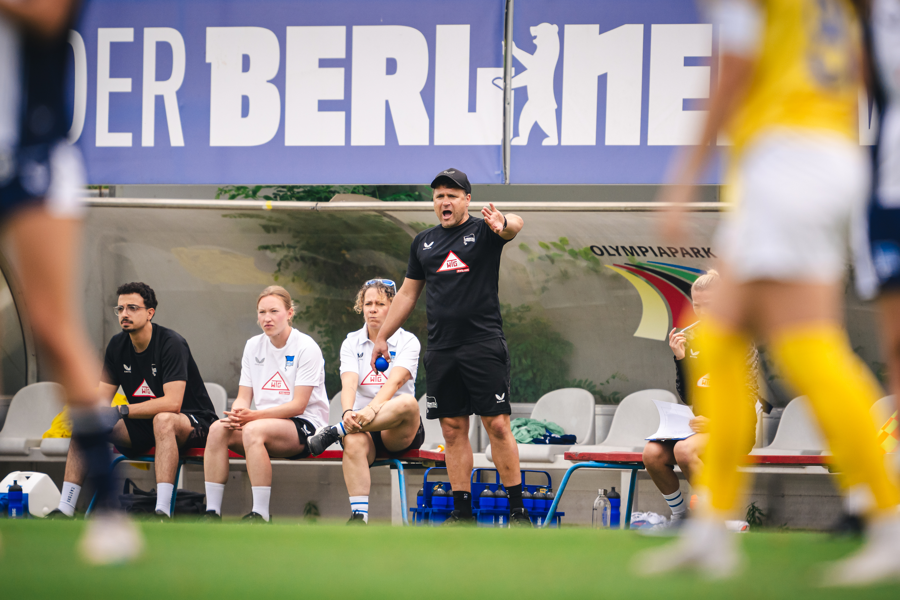 Tobias Kurbjuweit gibt eine Anweisung von der Seitenlinie aus.