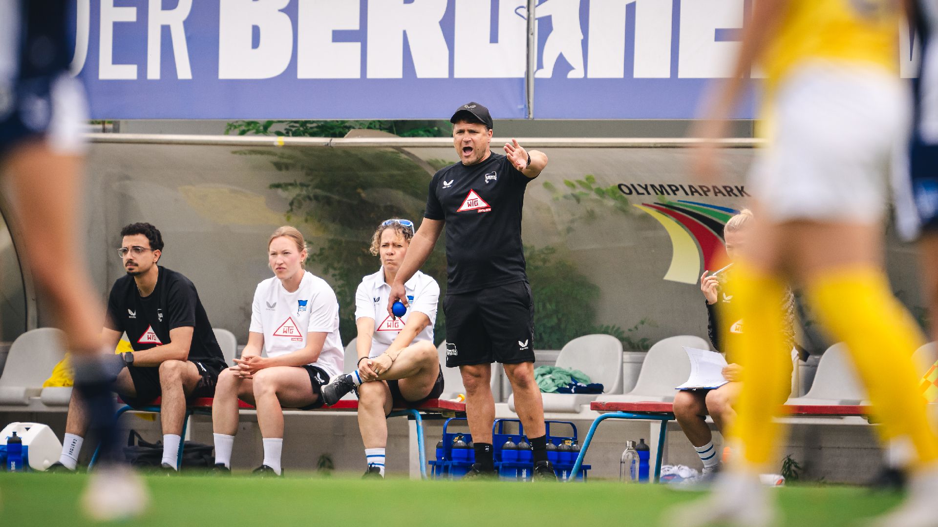 Tobias Kurbjuweit gibt eine Anweisung von der Seitenlinie aus.