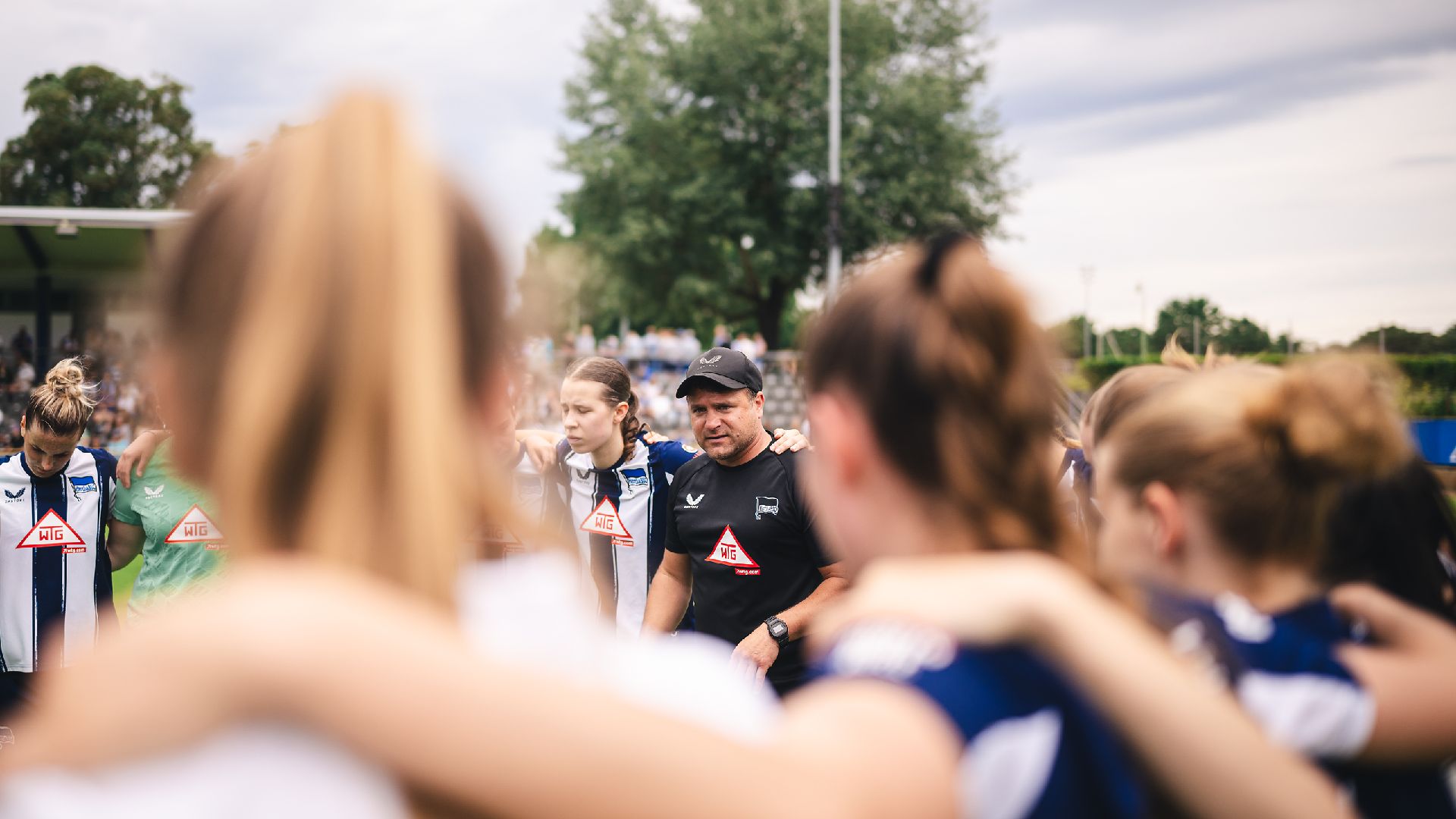 Tobias Kurbjuweit spricht im Kreis zu seinem Team.