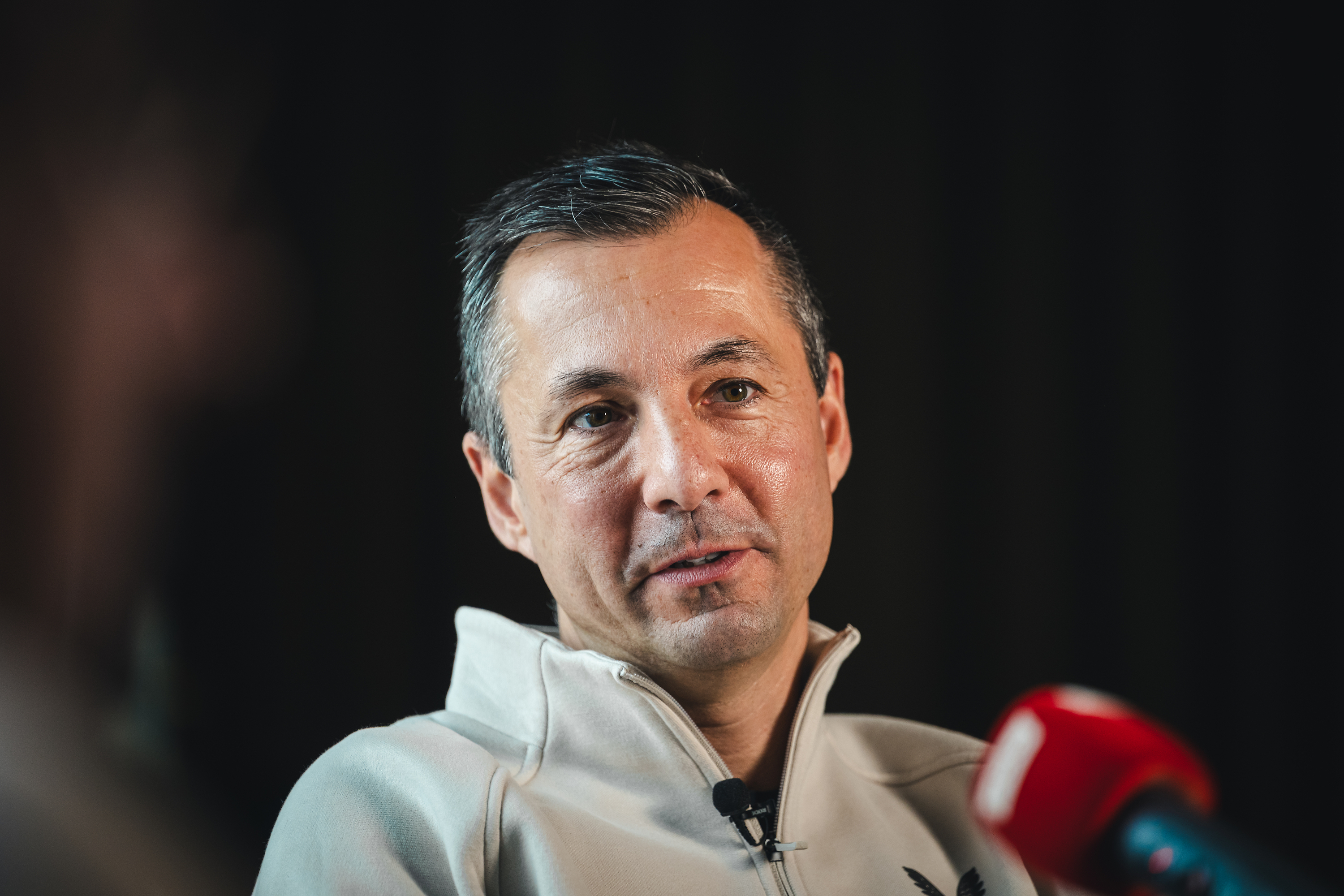 Ralf Huschen vor einen Mikrofon.