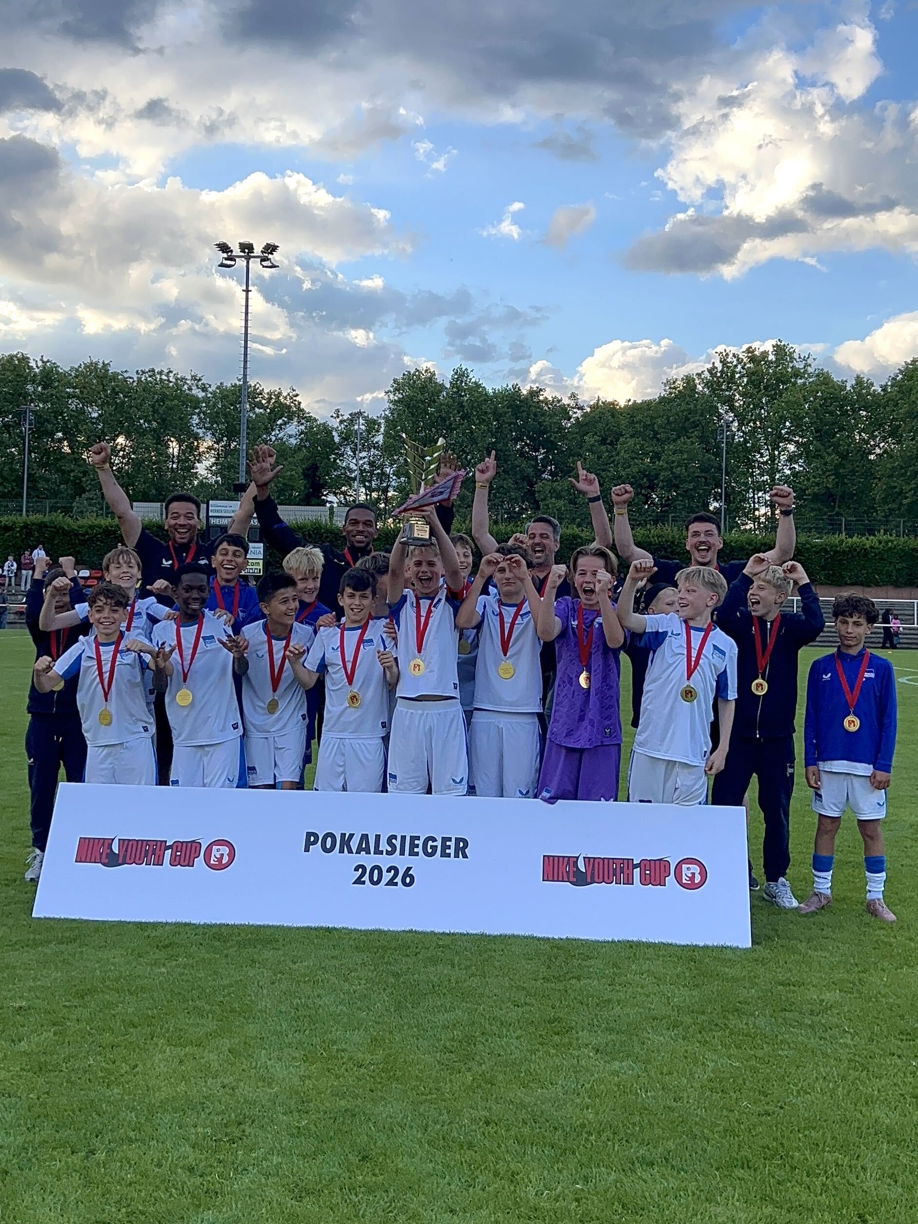 Teamfoto der U12-Junioren nach dem Pokalsieg.
