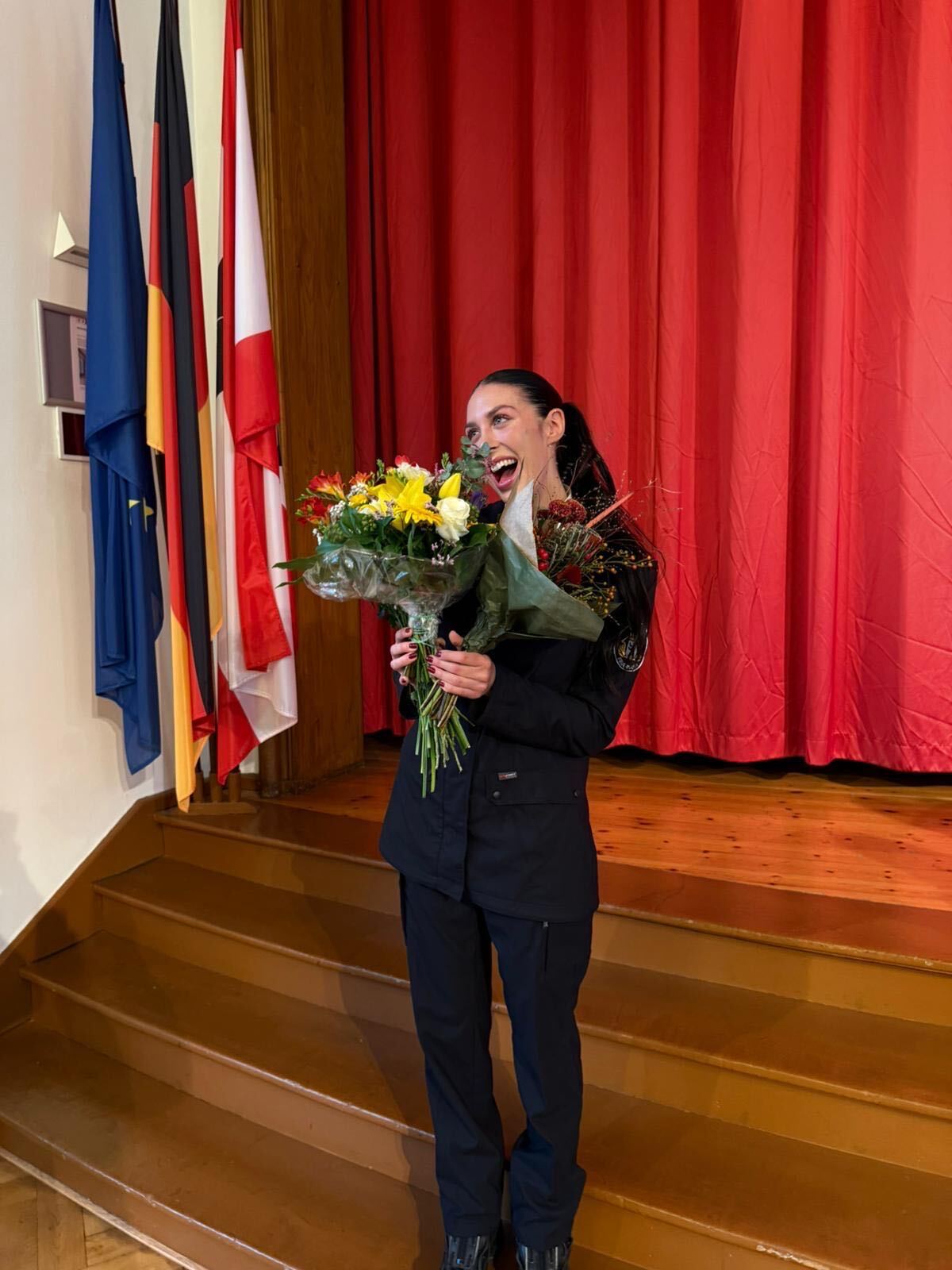 Anna Goller mit Blumen bei ihrer Vereidigung.