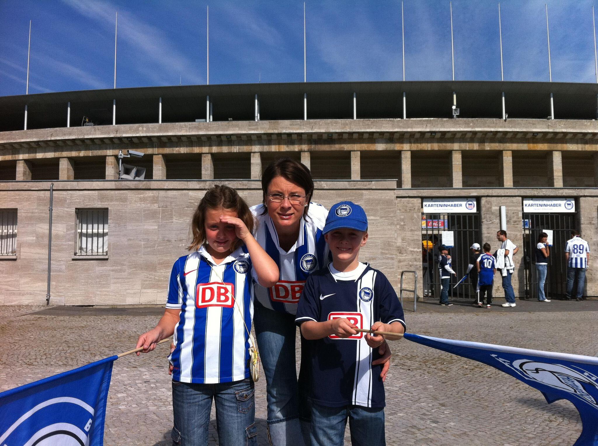 Anna und Tim Goller mit ihrer Mutter vor dem Stadion.