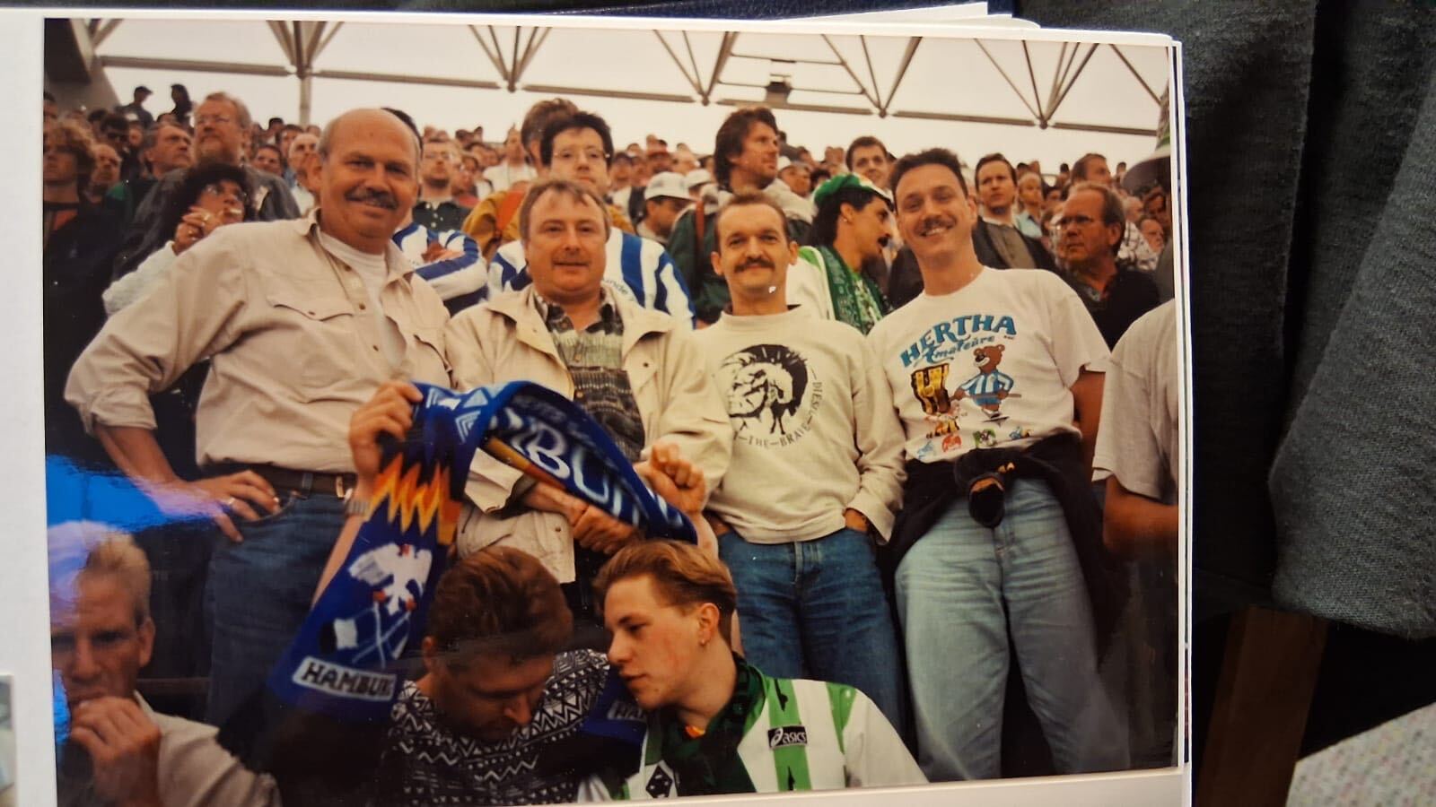 Mario Dowe und seine Freunde vor rund 30 Jahren im Stadion.