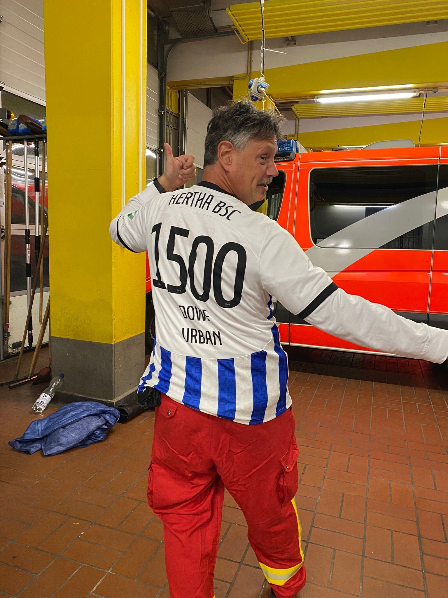 Mario Dowe im Trikot auf der Feuerwache.