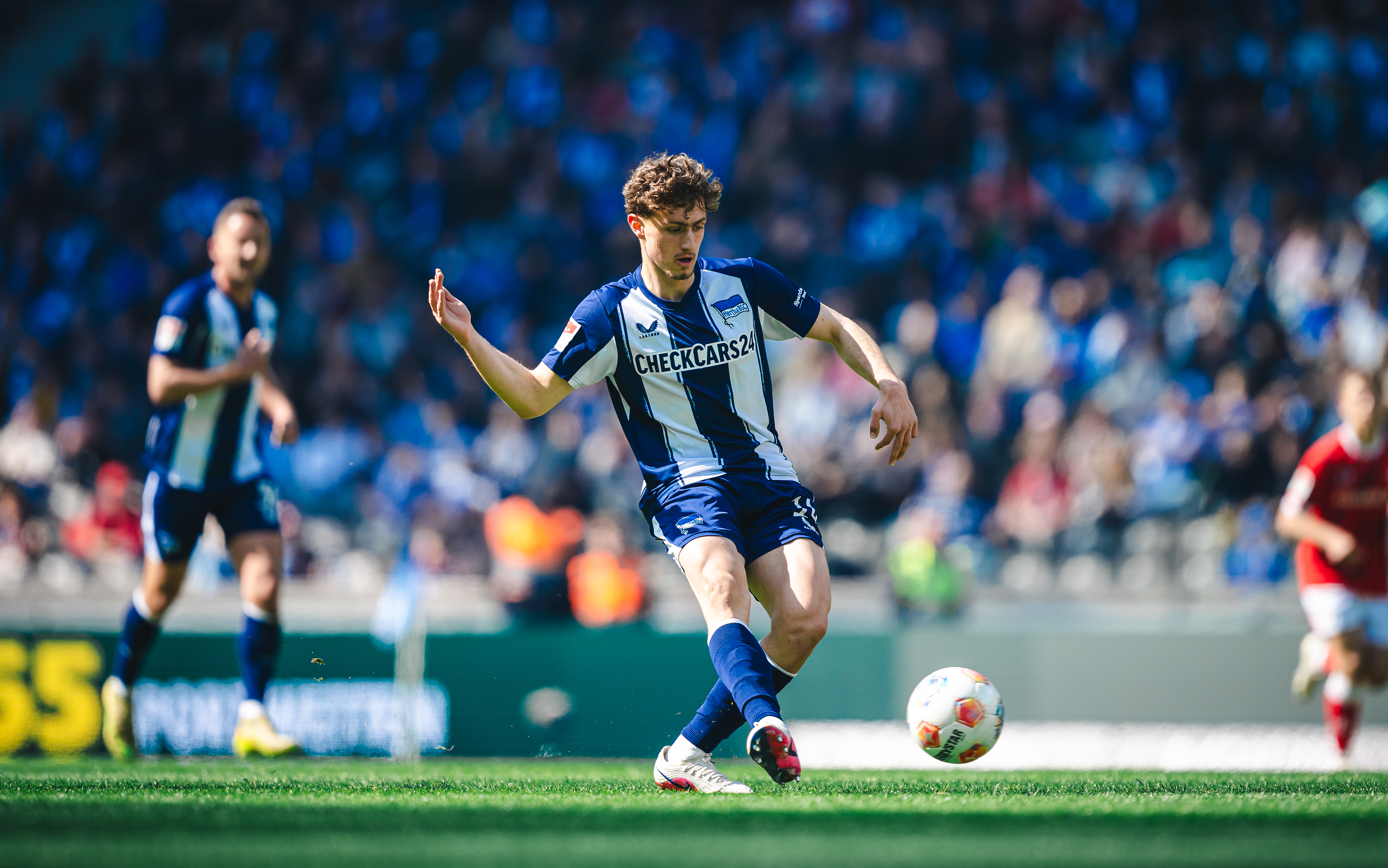Maurice Krattenmacher spielt einen Pass.