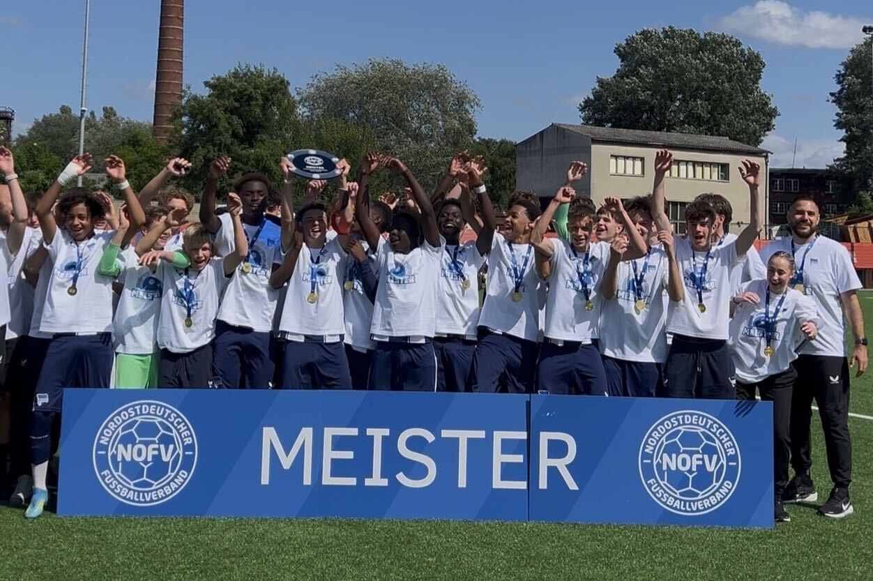 U15-Junioren feiern die Meisterschaft.