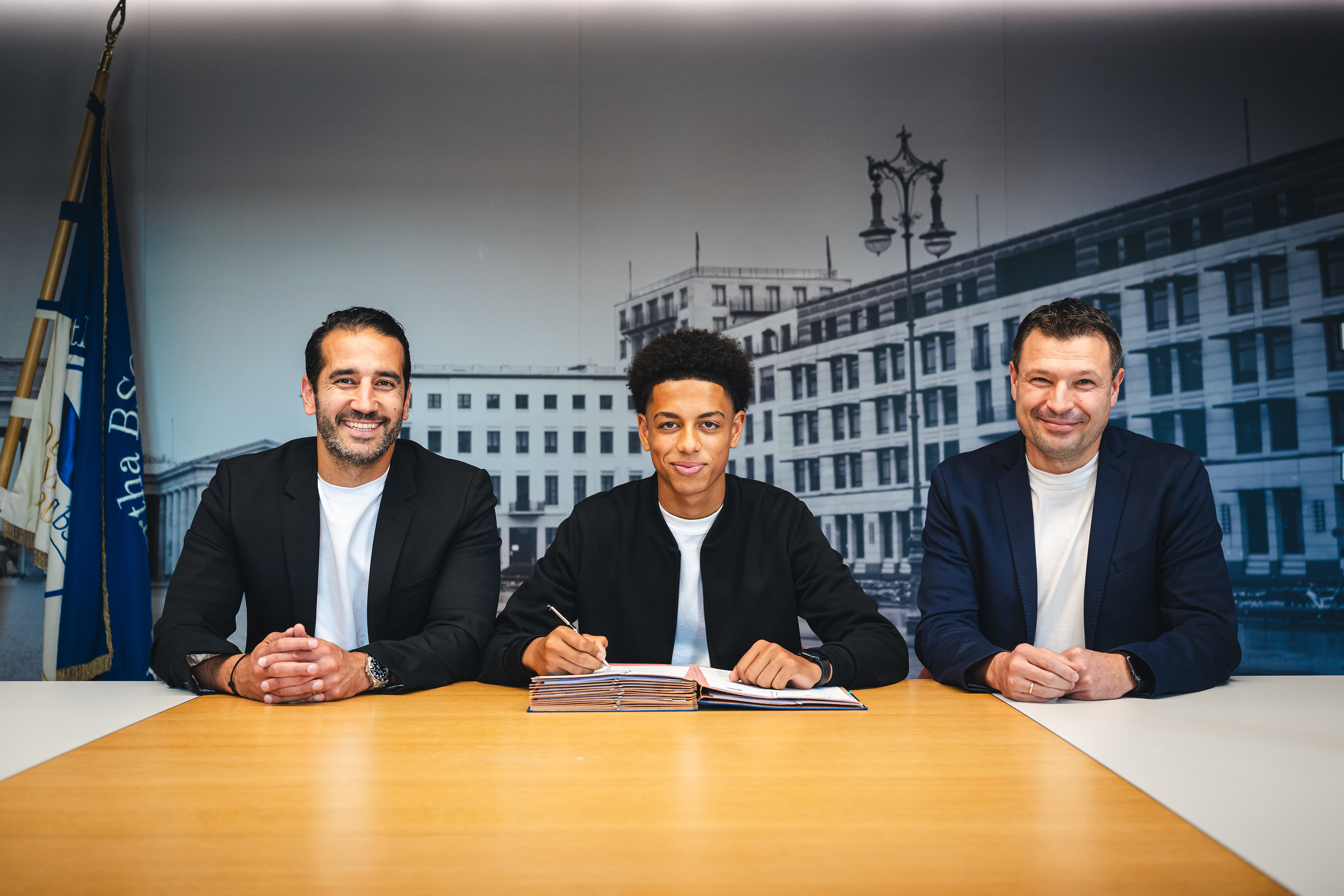 Sasan Gouhari, Jerome Diallo und Benjamin Weber bei einer Vertragsunterschrift.