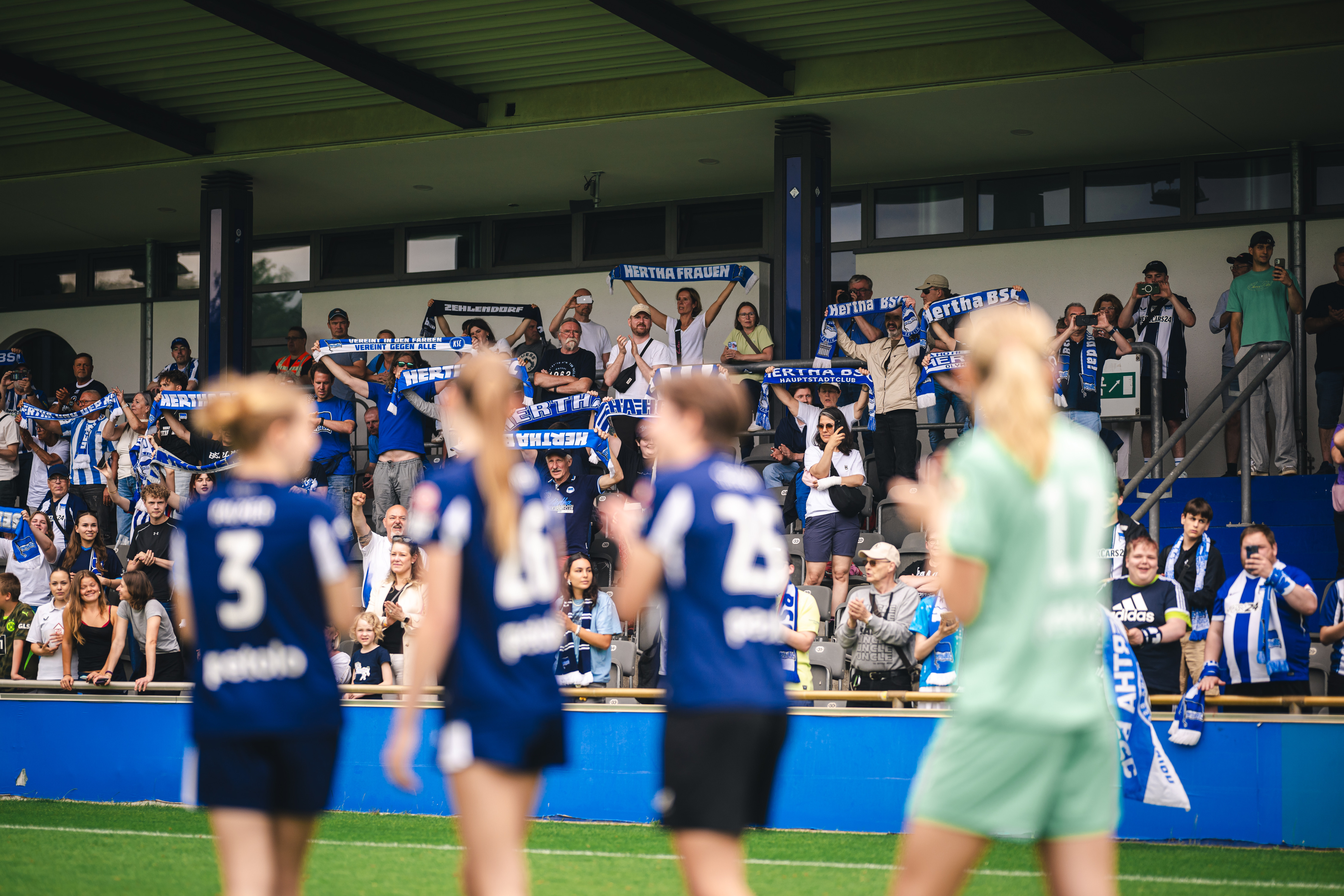 Die Fans applaudieren unseren 1. Frauen.