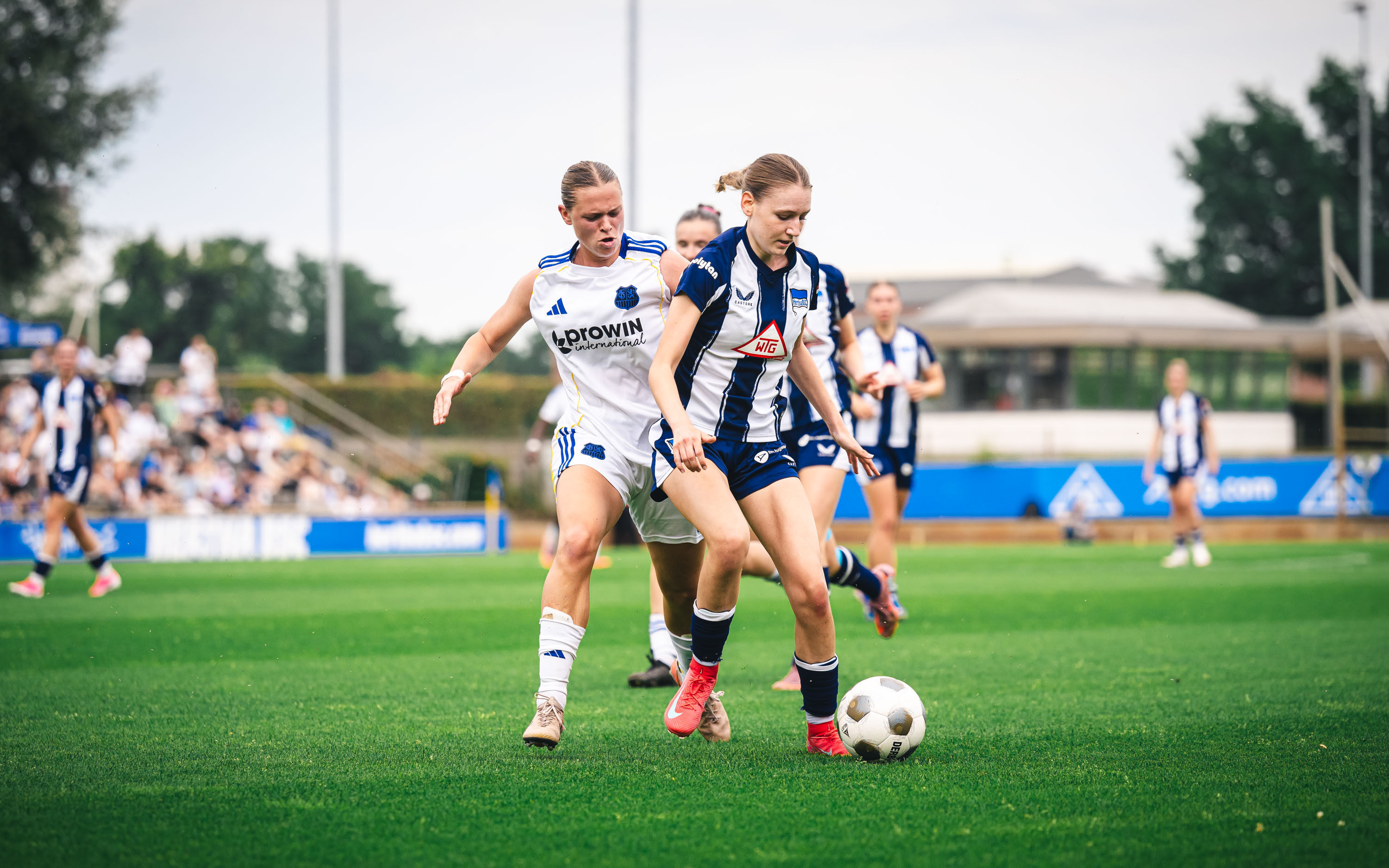 Ein Zweikampf im Spiel Hertha BSC - 1. FC Saarbrücken.