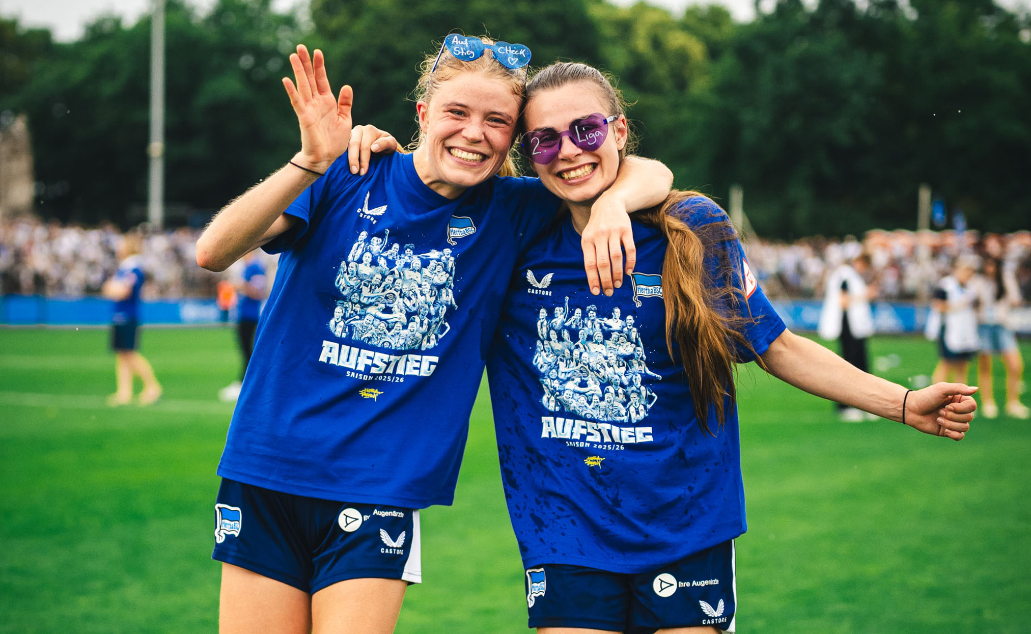 Spielerinnen unsere 1. Frauen tragen die Aufstiegshirts.