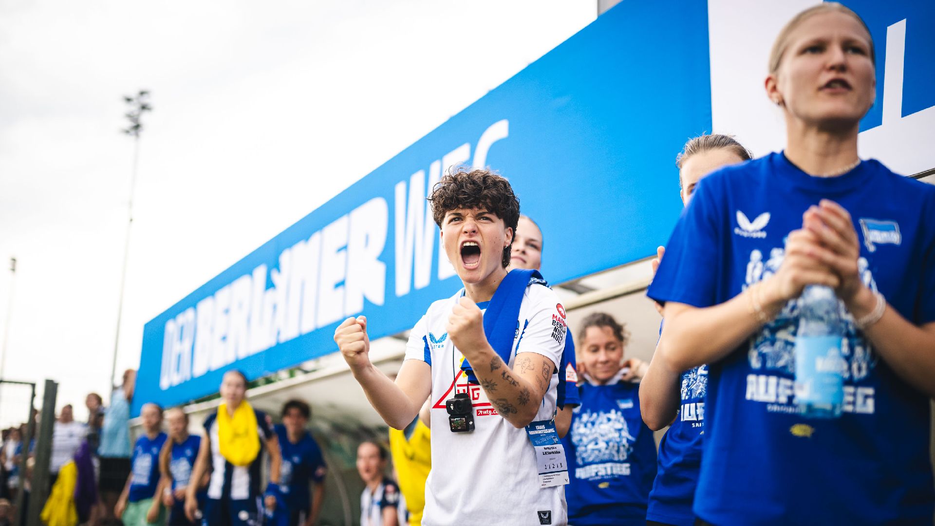 Unsere Reservespielerinnen feuern die 1. Frauen an.