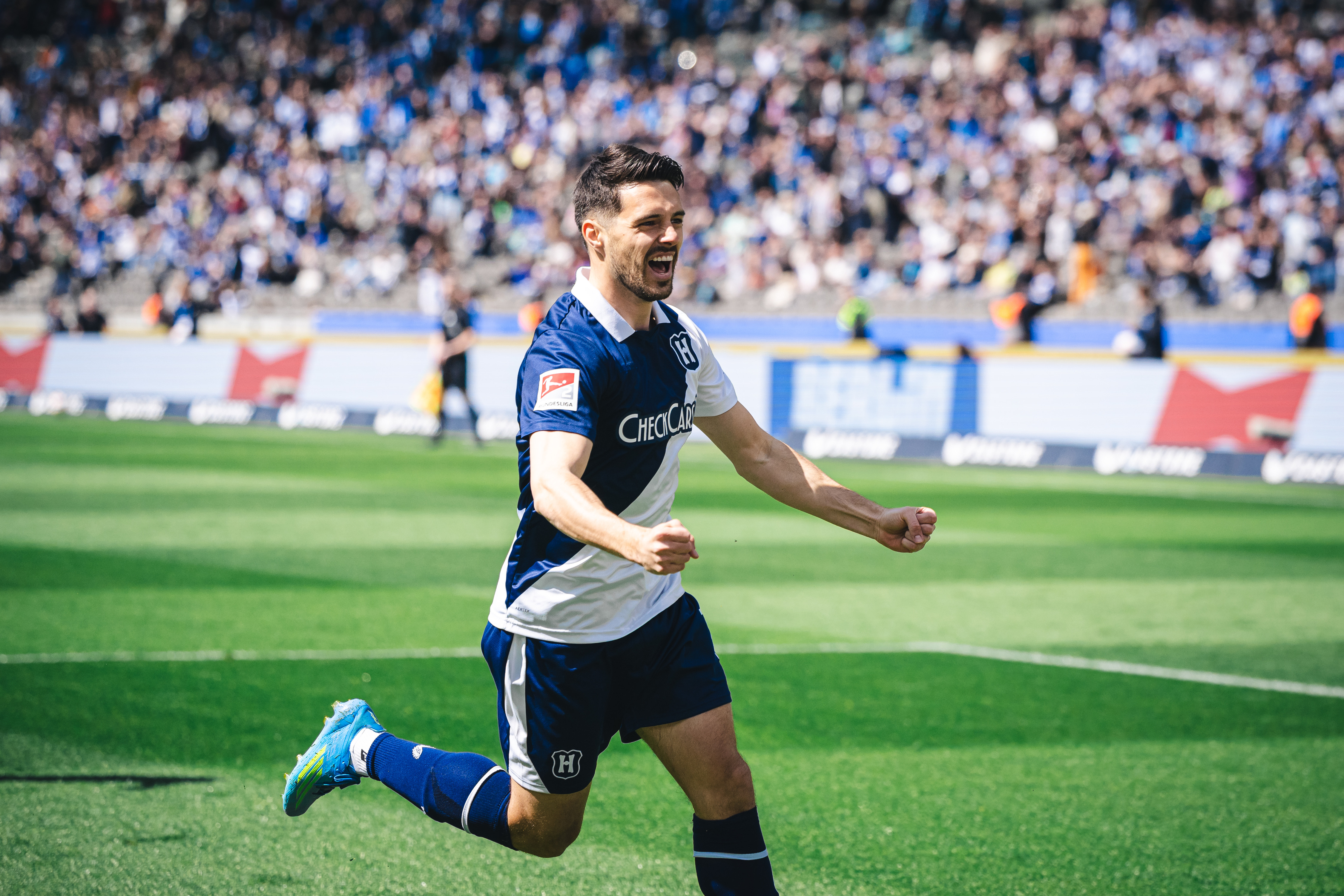 Josip Brekalo jubelt im Sondertrikot.