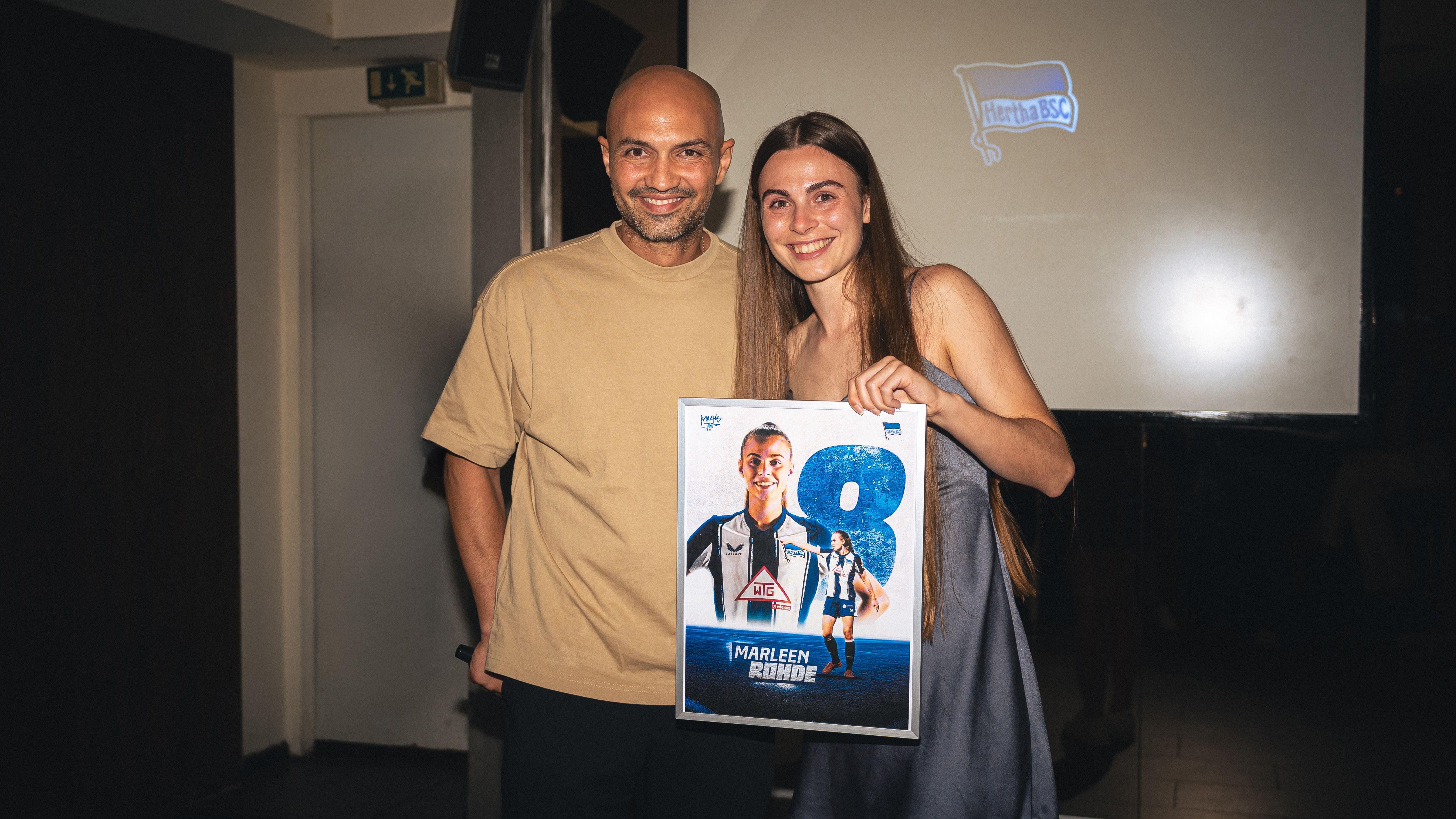 Sofian Chahed und Marleen Rohde halten ein Bild in die Höhe.