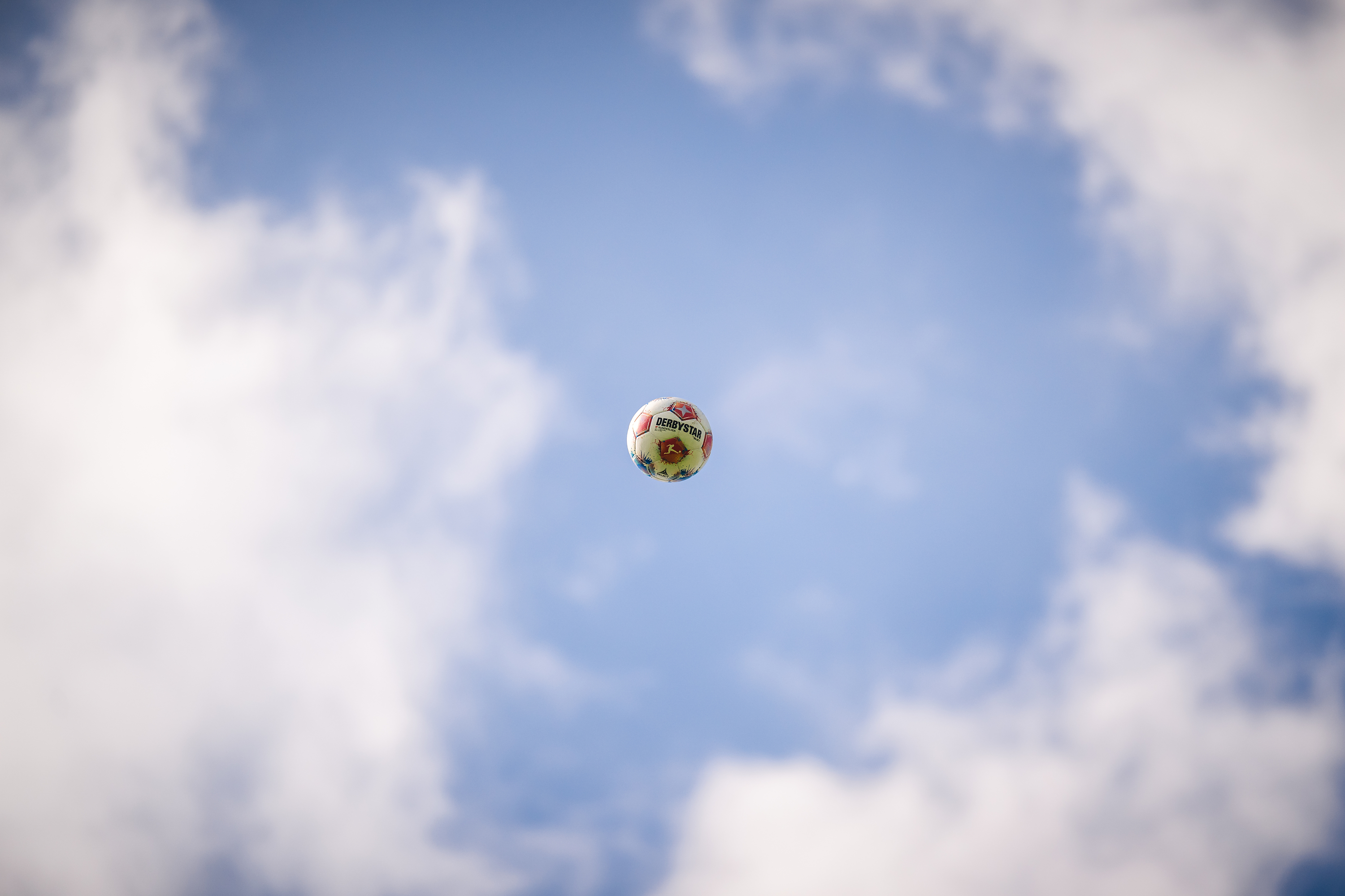 Ein Ball fliegt in der Luft.