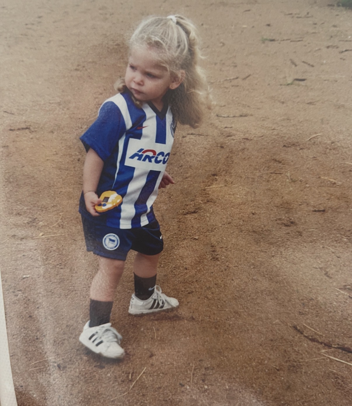 Tanja Hepprich als Kind im Trikot.