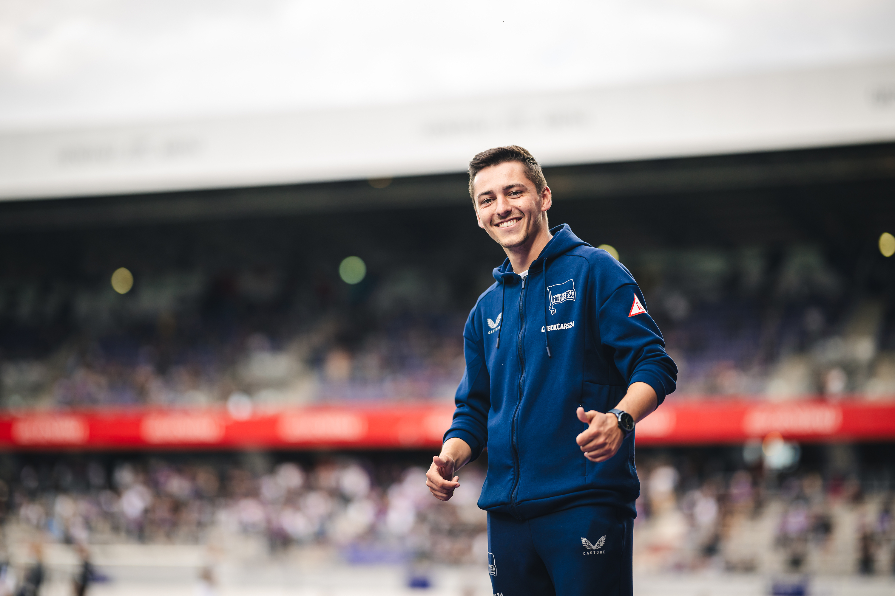 Maximilian Fürst zeigt Daumen hoch.