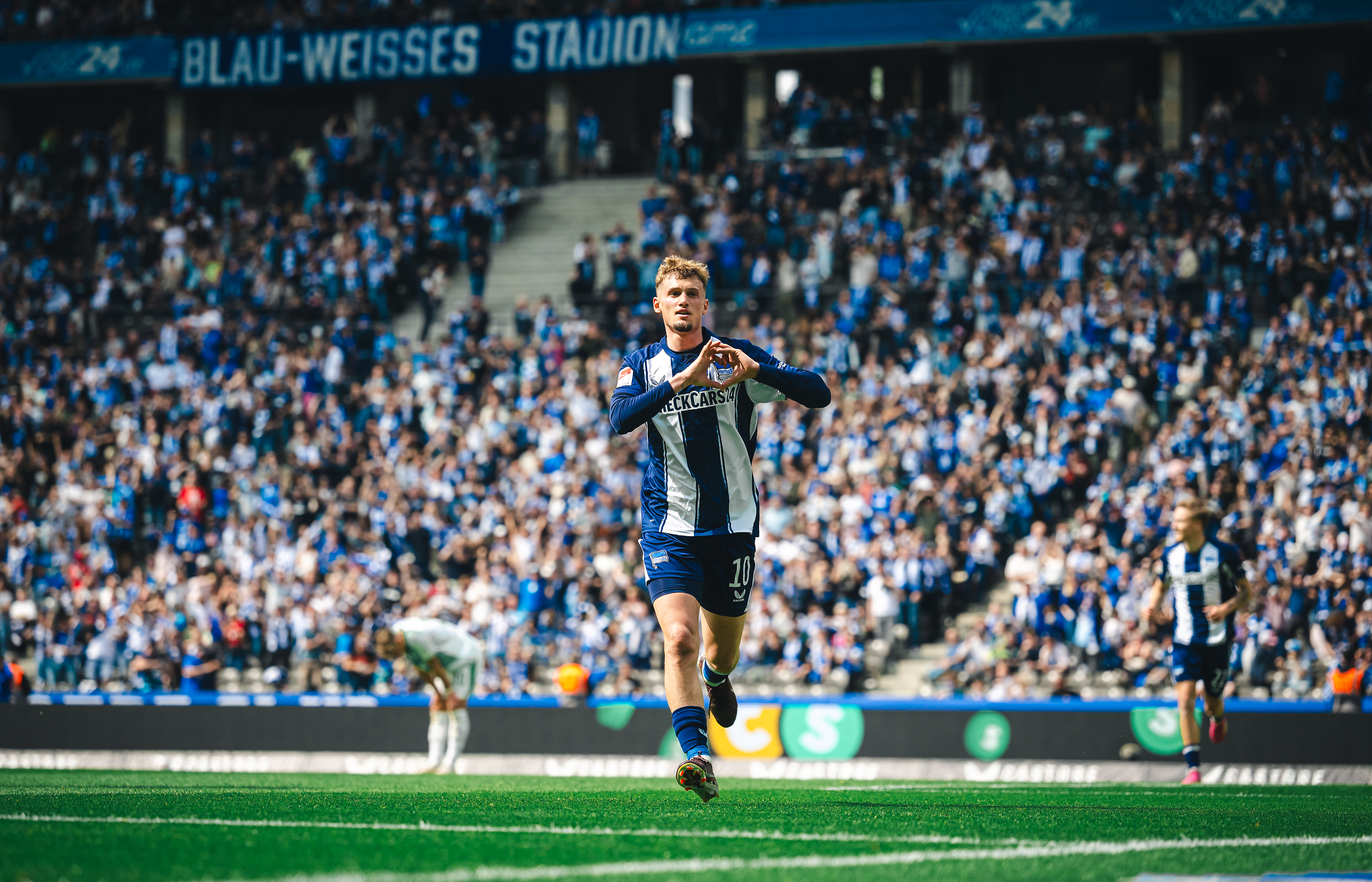 Michaël Cuisance bejubelt sein letztes Tor für Hertha.