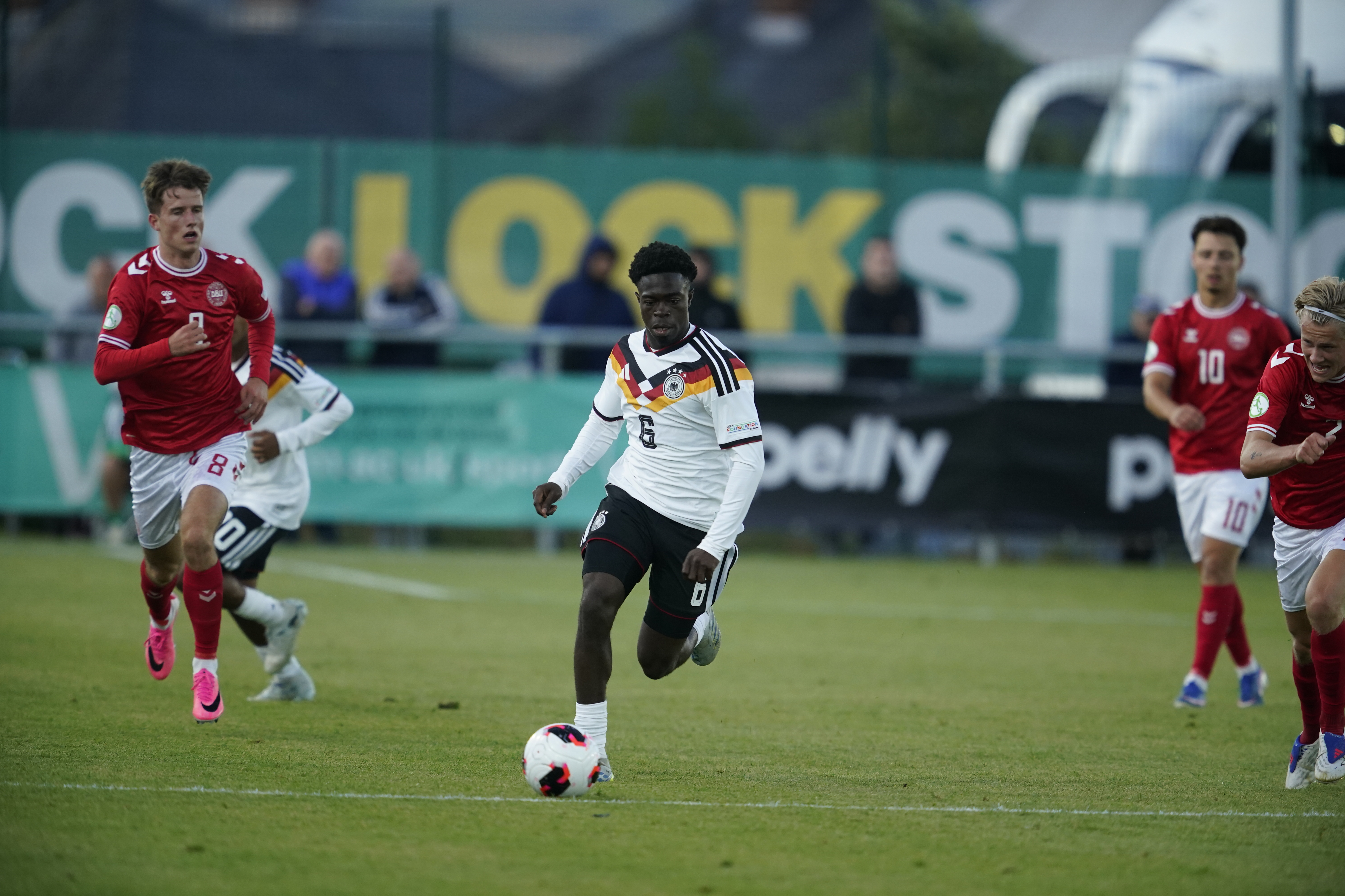 Boris Mamuzah Lum im DFB-Trikot auf dem Rasen.