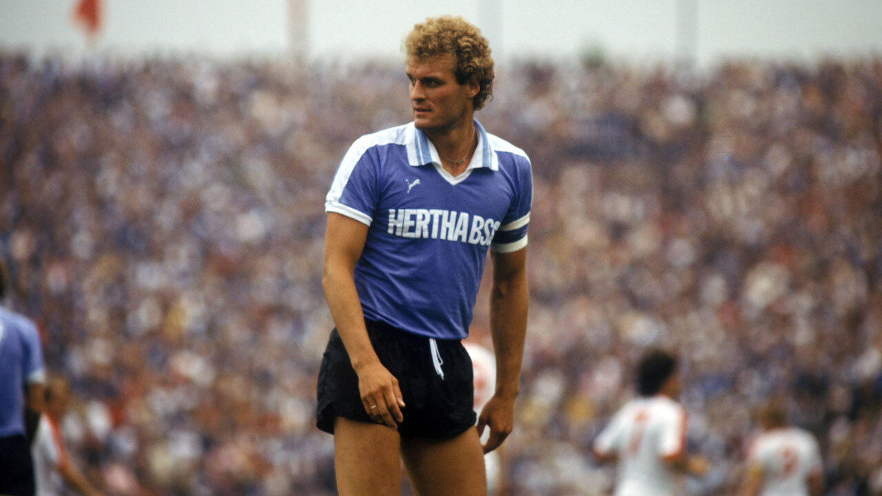 Uwe Kliemann im blau-weißen Trikot.