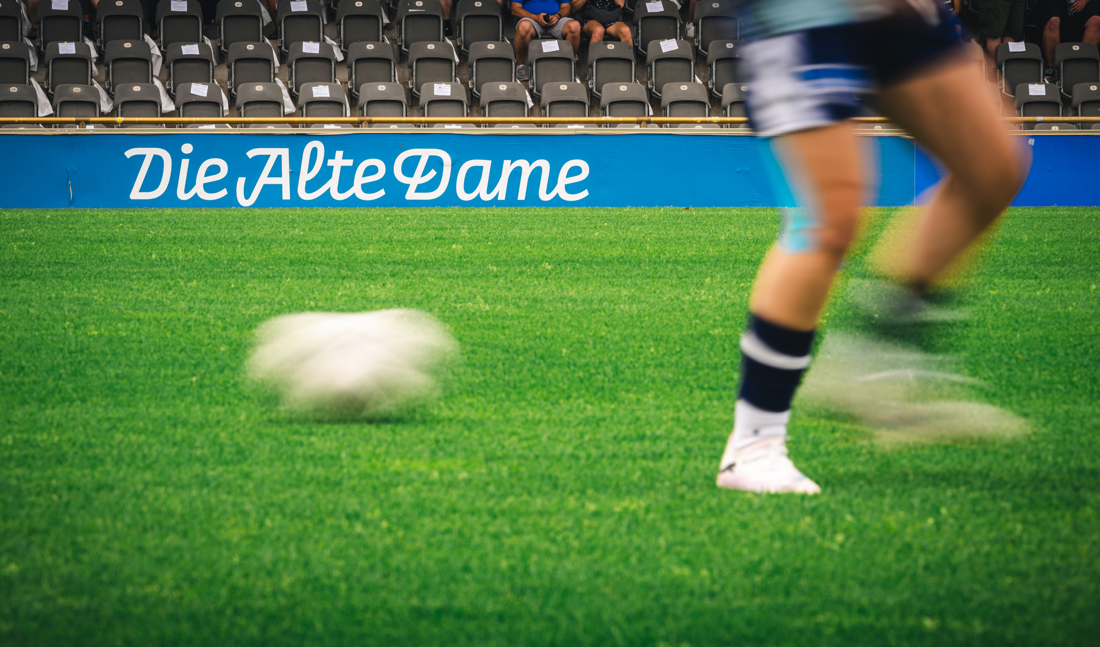 Eine Alte-Dame-Bande im Stadion auf dem Wurfplatz/Amateurstadion.
