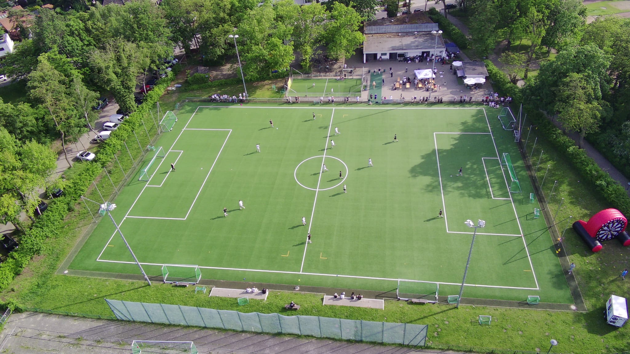 Blick von oben auf den Sportplatz des Frohnauer SC.