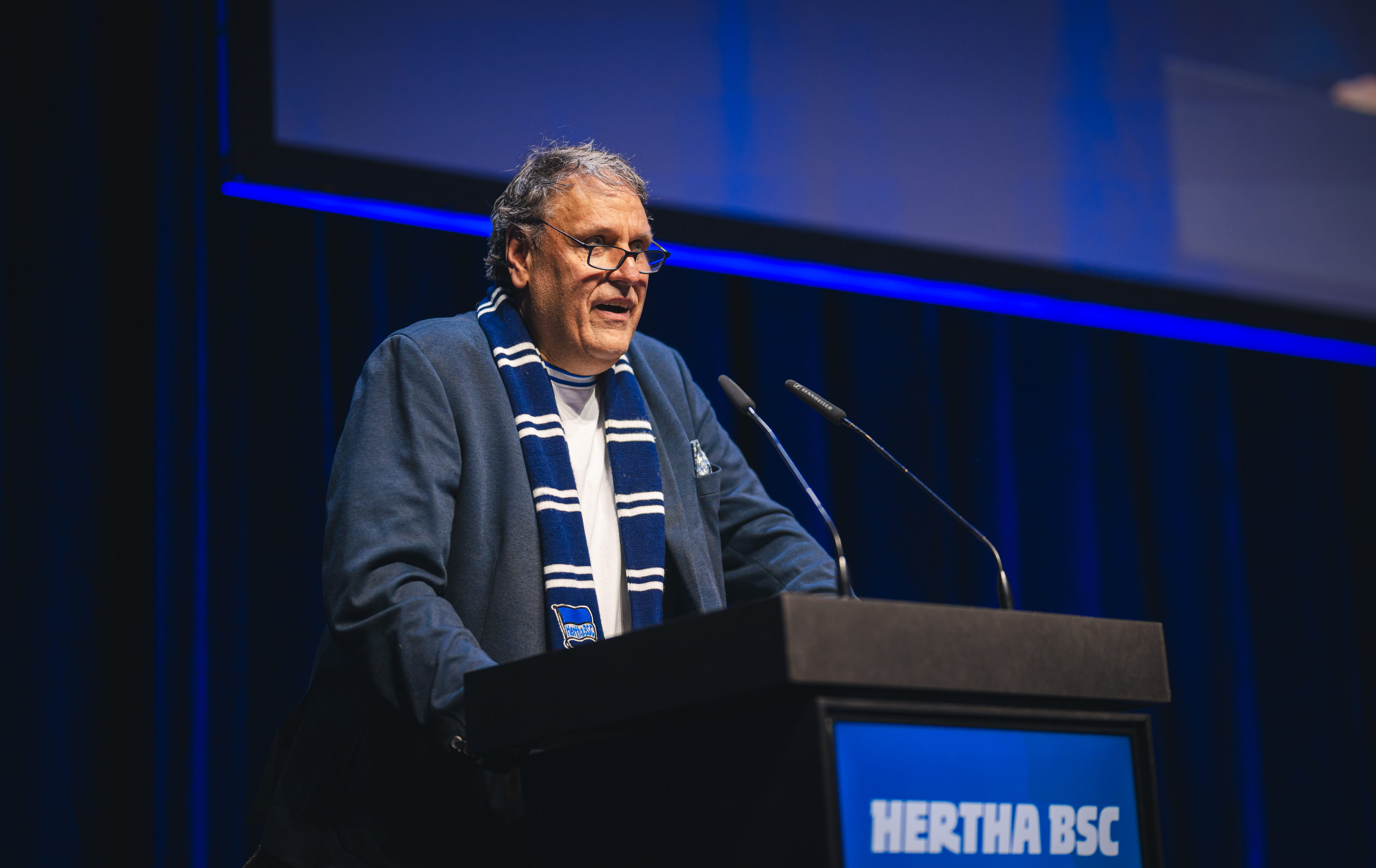 Knut Beyer redet bei der Mitgliederversammlung.