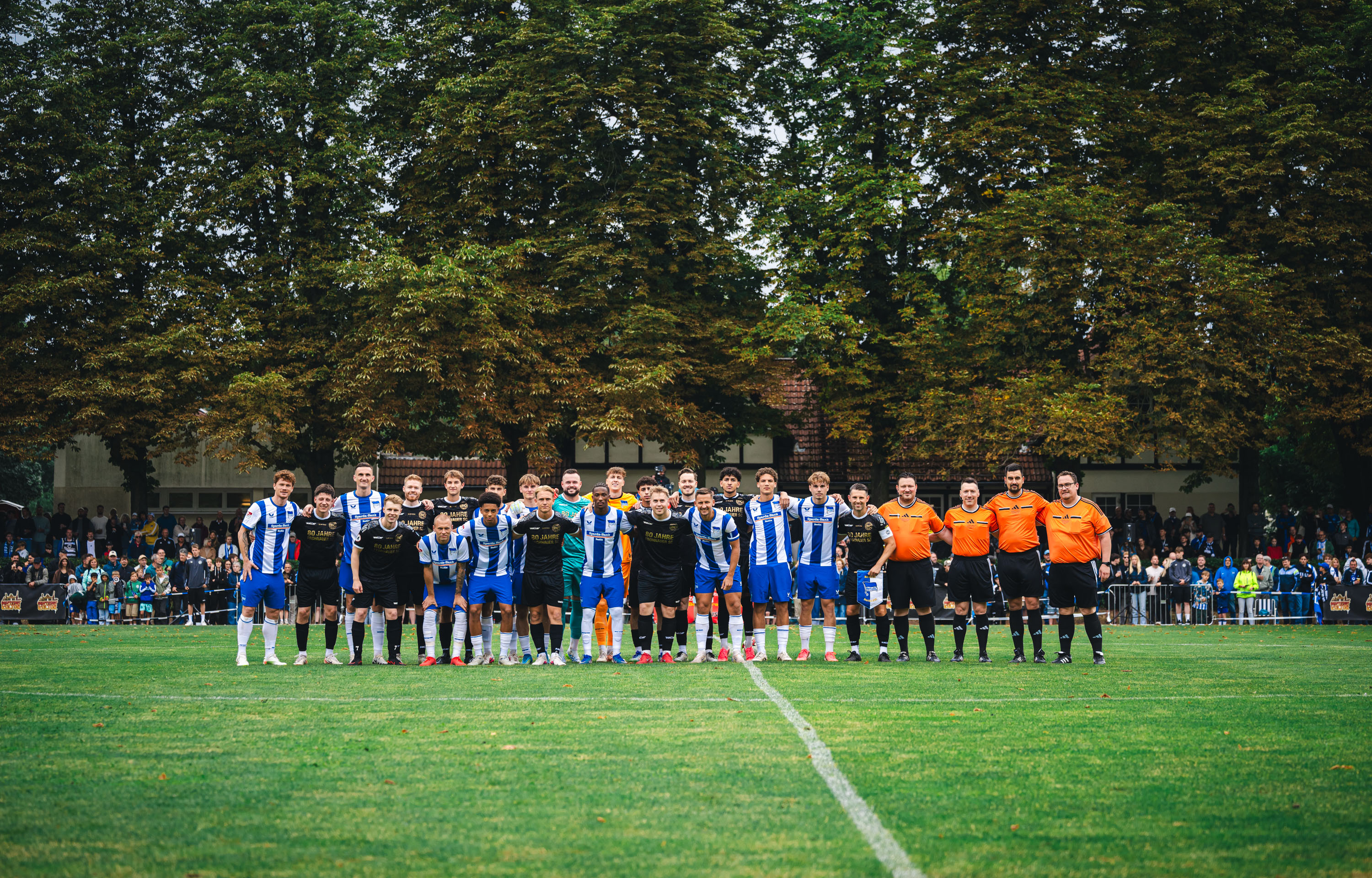 Die Spieler des Frohnauer SC und unsere Herthaner posieren zu gemeinsamen Foto.