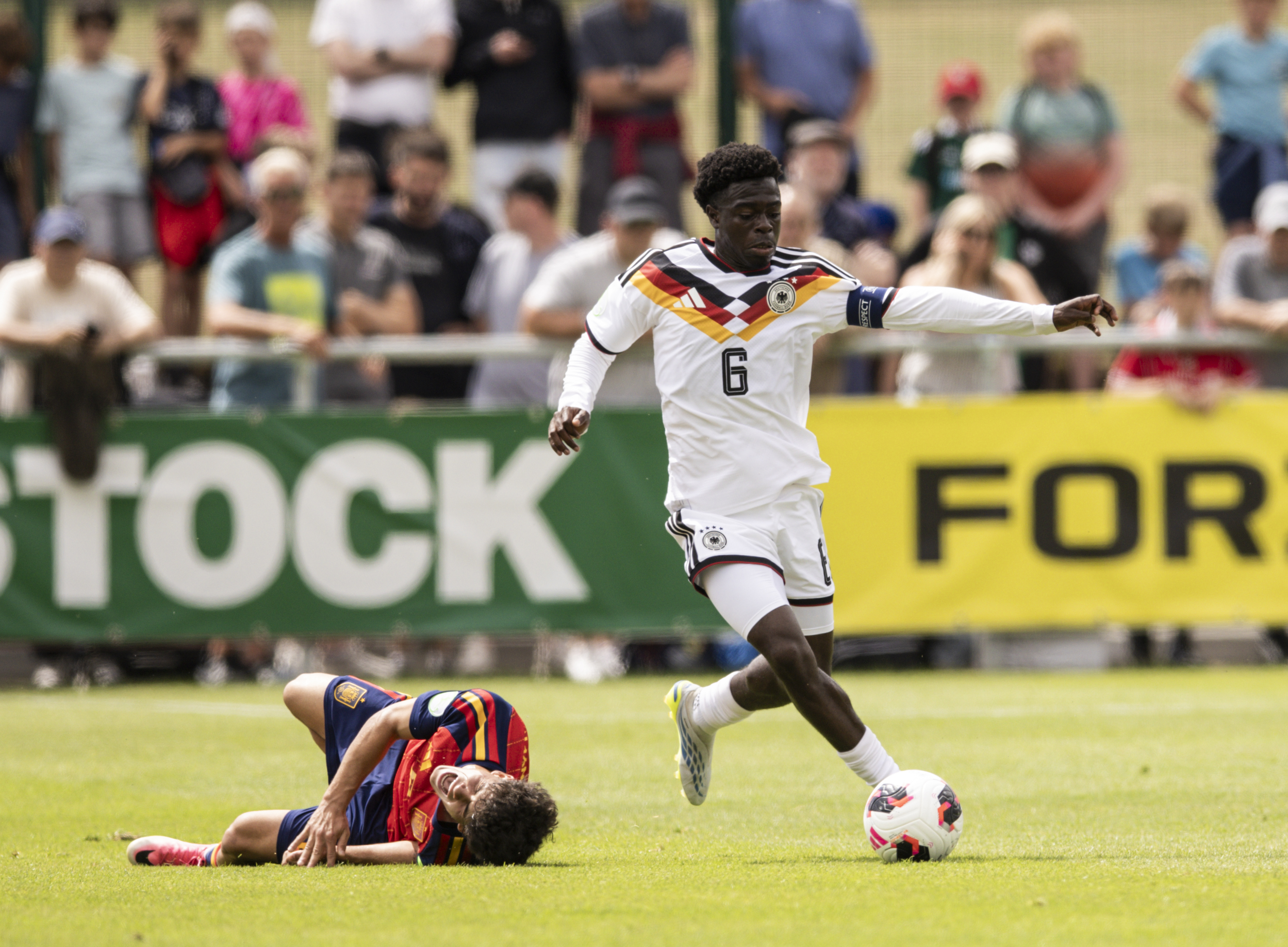 Boris Mamuzah Lum hängt einen Gegenspieler ab.