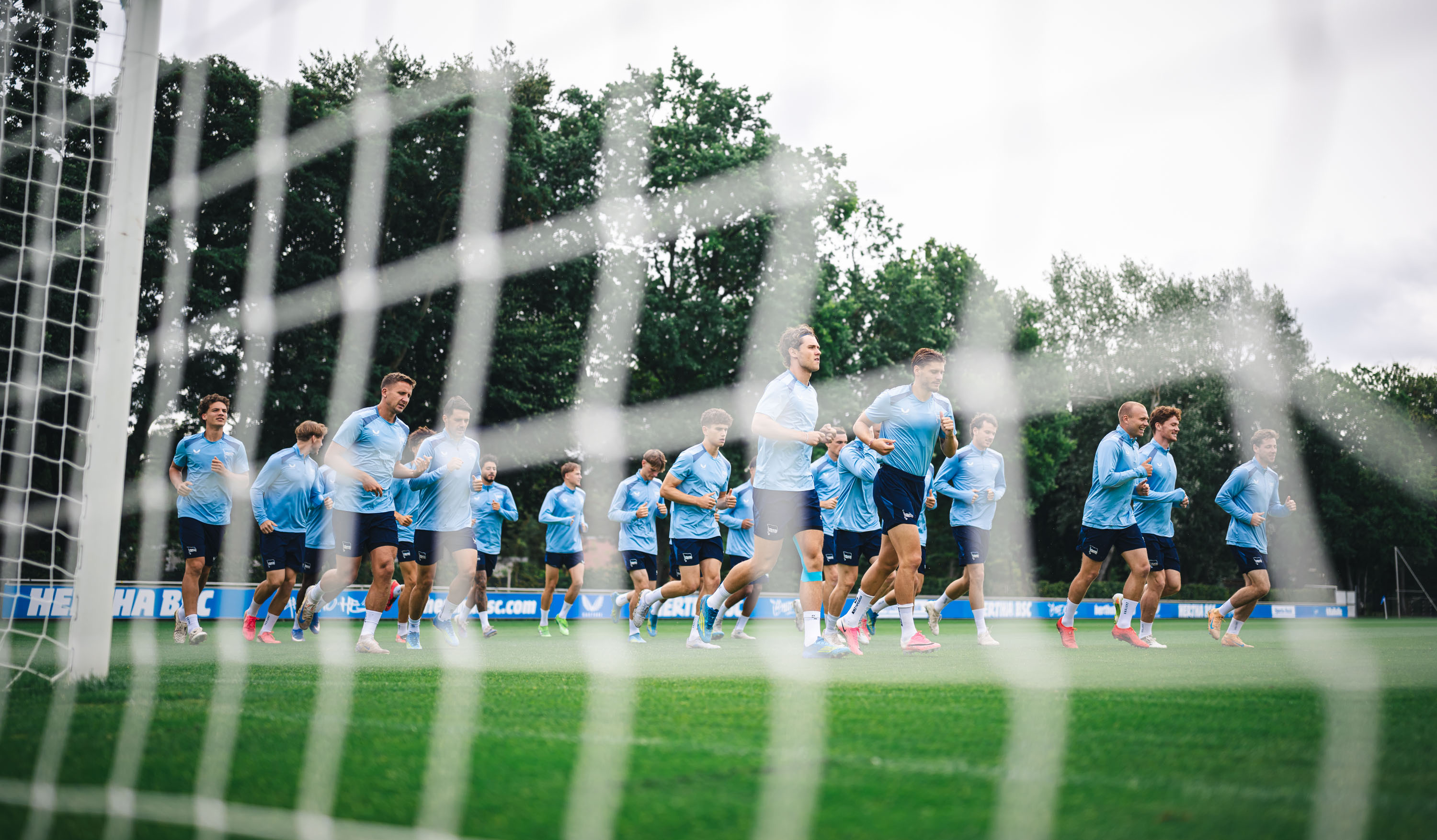 Unsere Herthaner laufen über den Trainingsplatz.