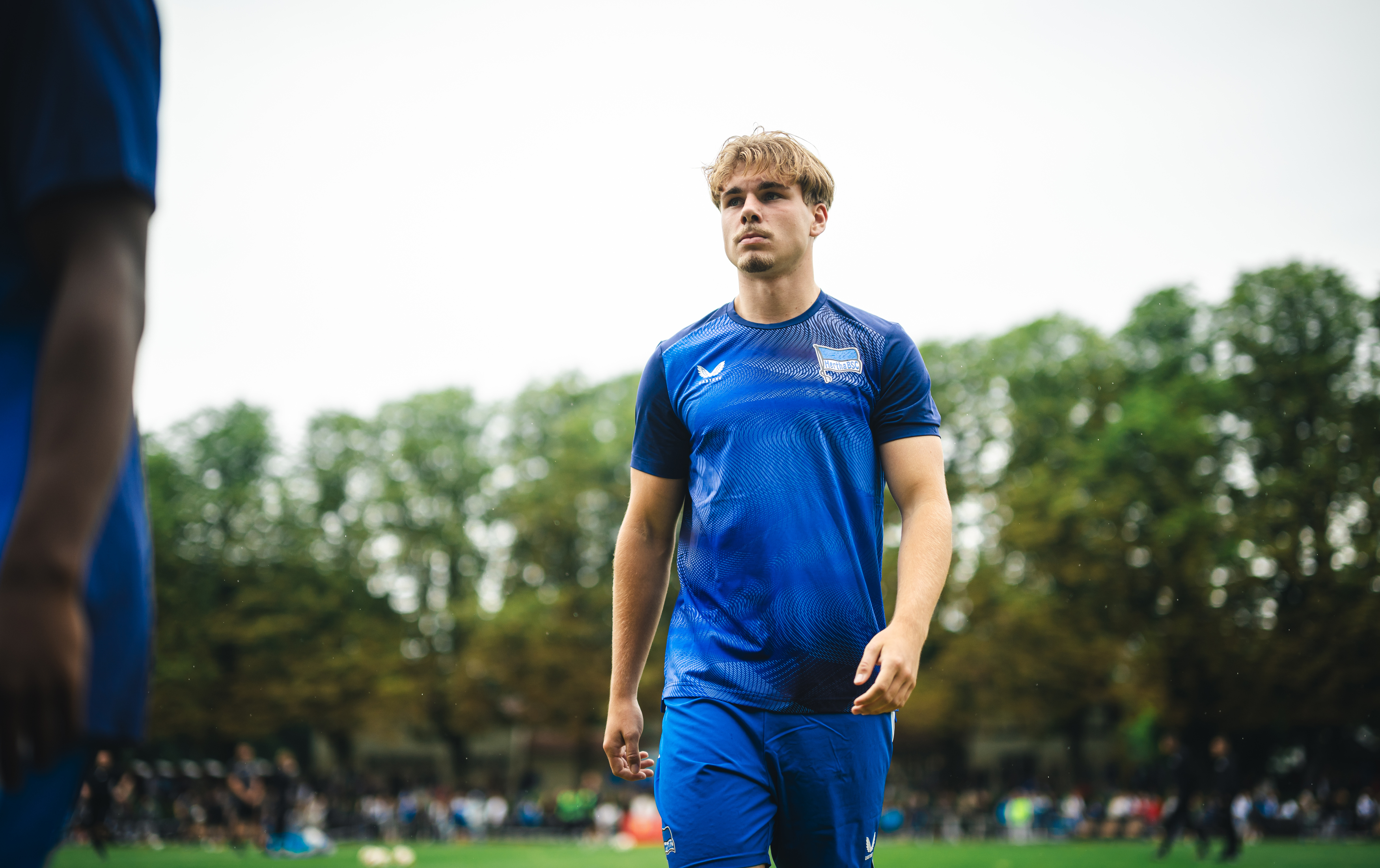 Niklas Hildebrandt im Aufwärmshirt.