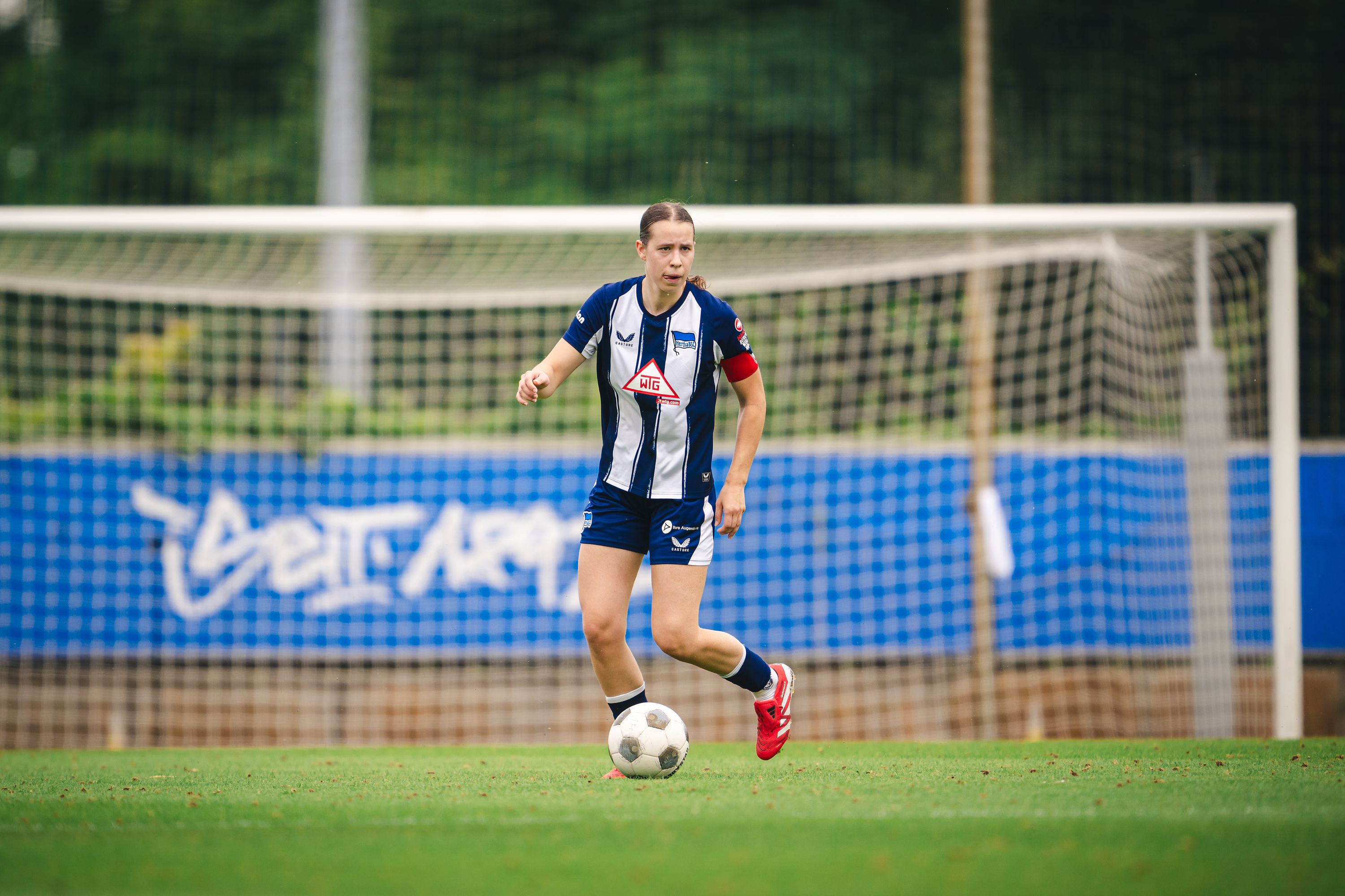 Nora Giannori am Ball.
