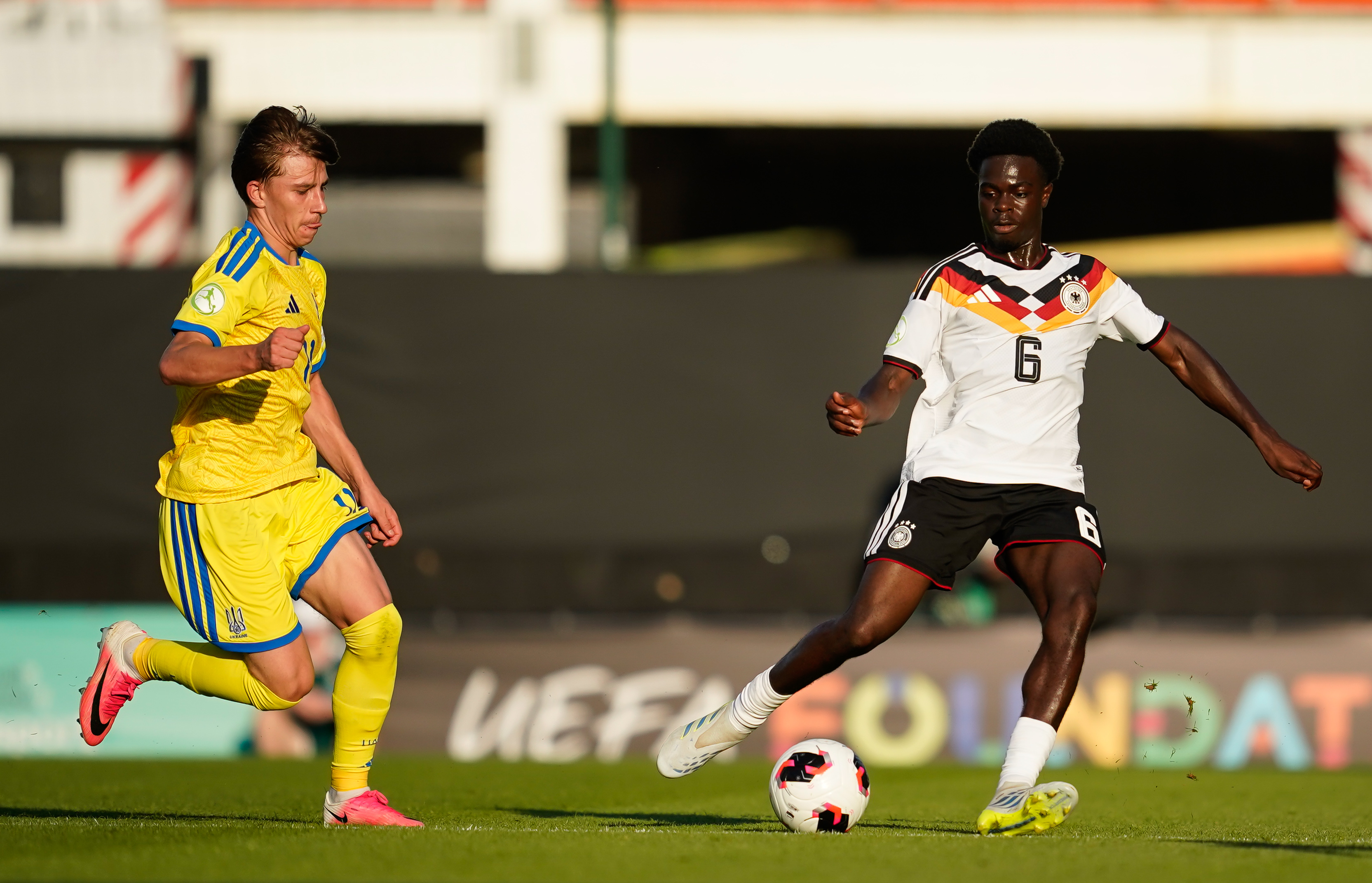 Boris Mamuzah Lum spielt einen Pass im DFB-Trikot.