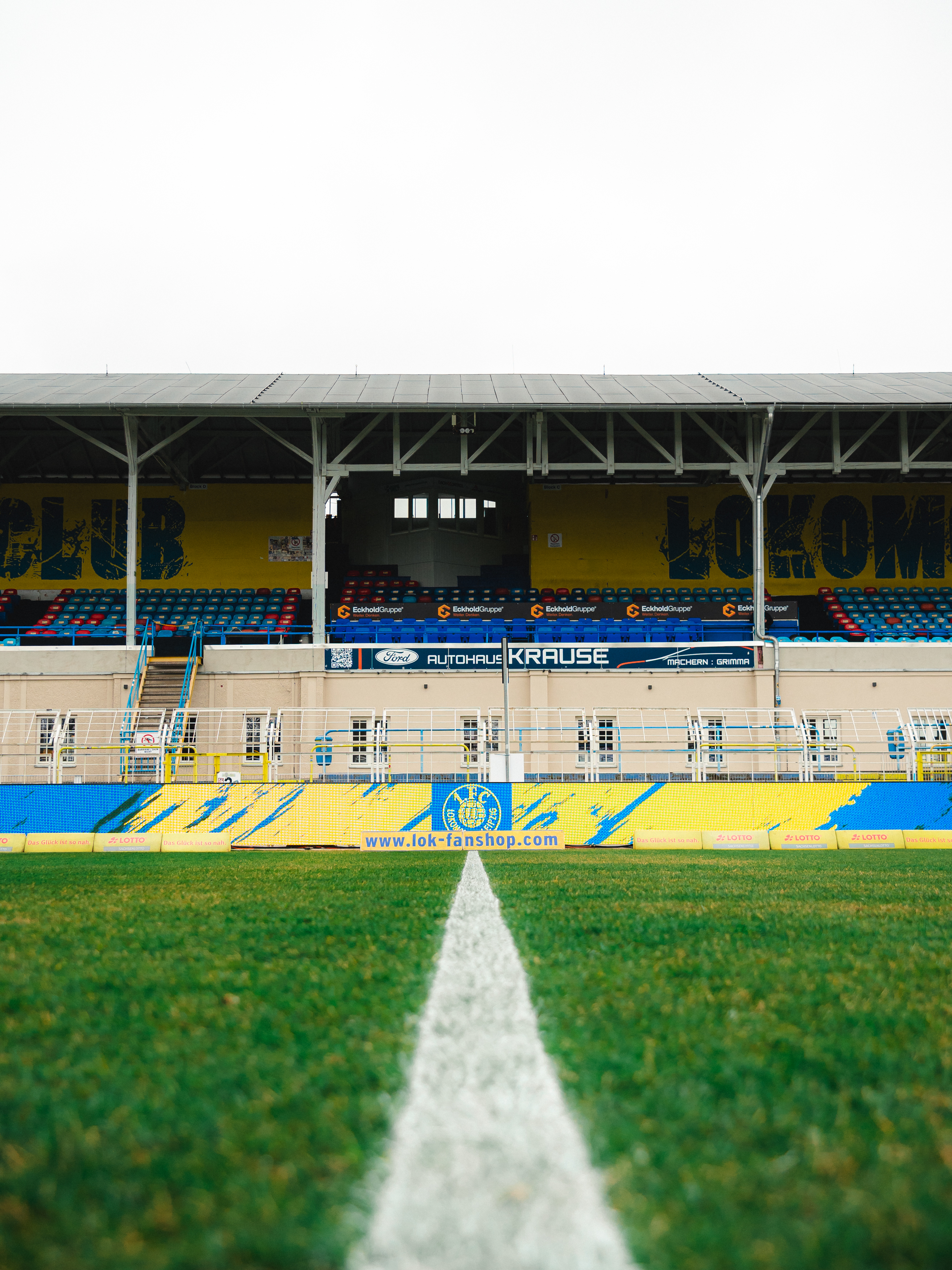 Blick auf die Tribüne im Bruno-Plache-Stadion.